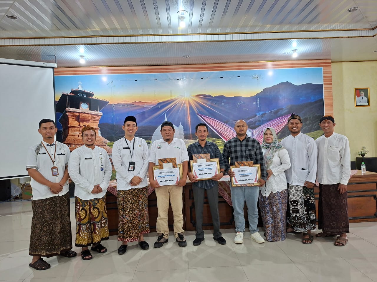 BAHAGIA: Para pemenang lomba BUMDes menerima hadiah yang diberikan langsung oleh Kepala Dinas PMD Kudus, Famny Dwi Arfana (tiga dari kiri) pada Kamis (4/12).