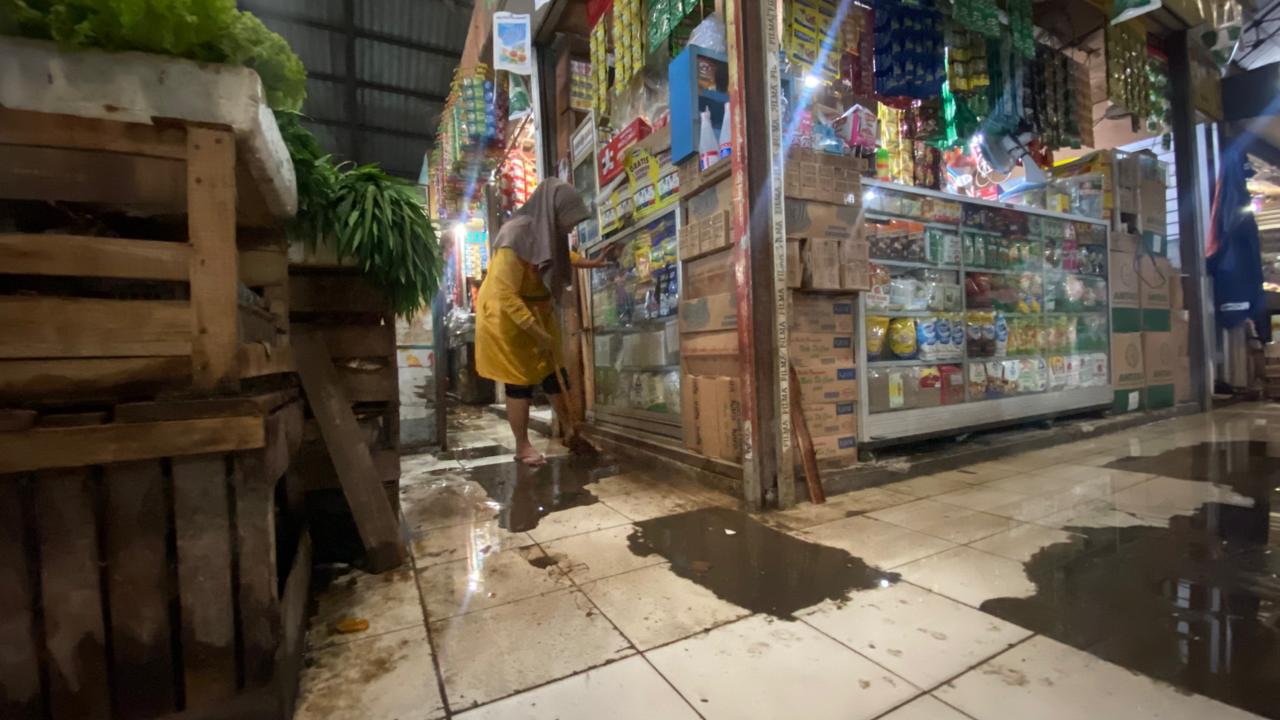 Pedagang Pasar Bitingan kerepotan saat hujan deras, Kamis (4/12). Lantai dua pasar tergenang karena atap bocor.
