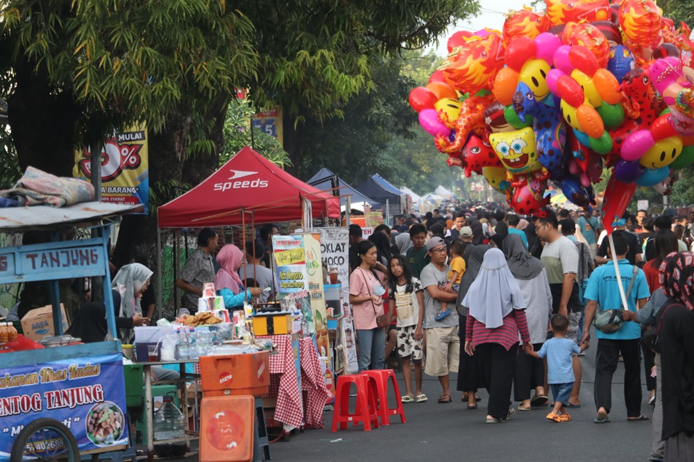 DITATA ULANG: PKL CFD Kudus pada hari Minggu sangat ramai pengunjung. Pekan depan harga produk PKL bakal ditertibkan.  &nbsp;