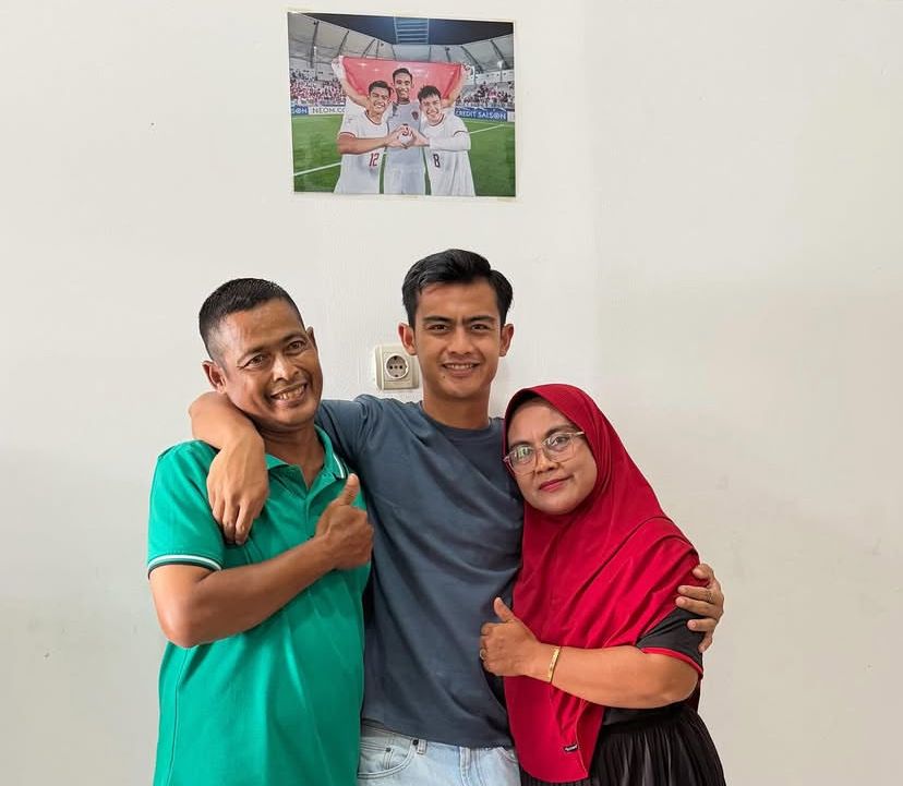 Sutrisno, baju hijau, ayah pemain timnas Indonesia Pratama Arhan.