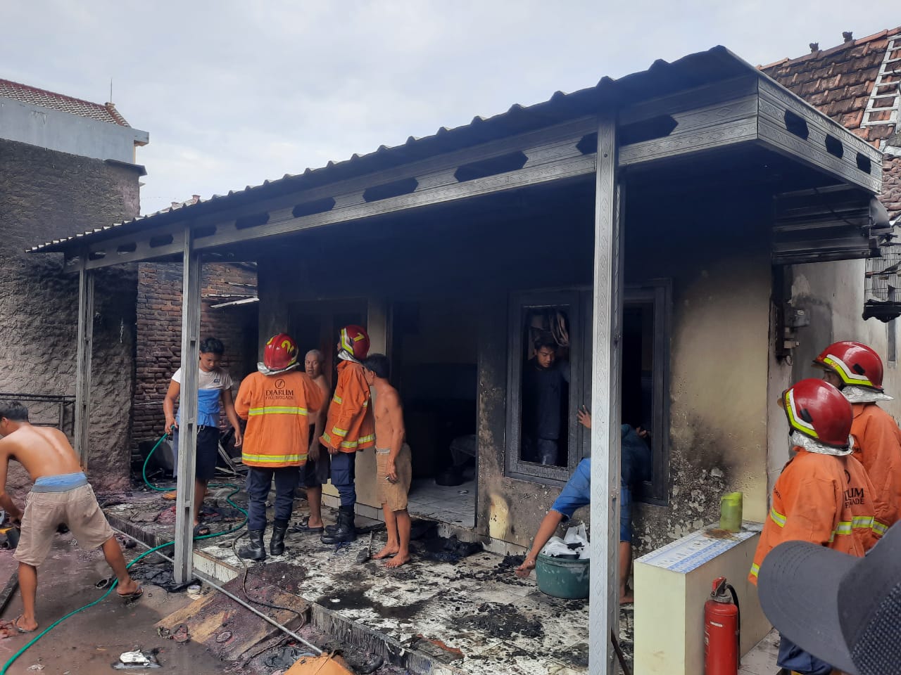 BERHASIL DIPADAMKAN: Personel pemadam kebakaran berhasil mematikan api di rumah warga Desa Jepangpakis, Jati, Kudus.