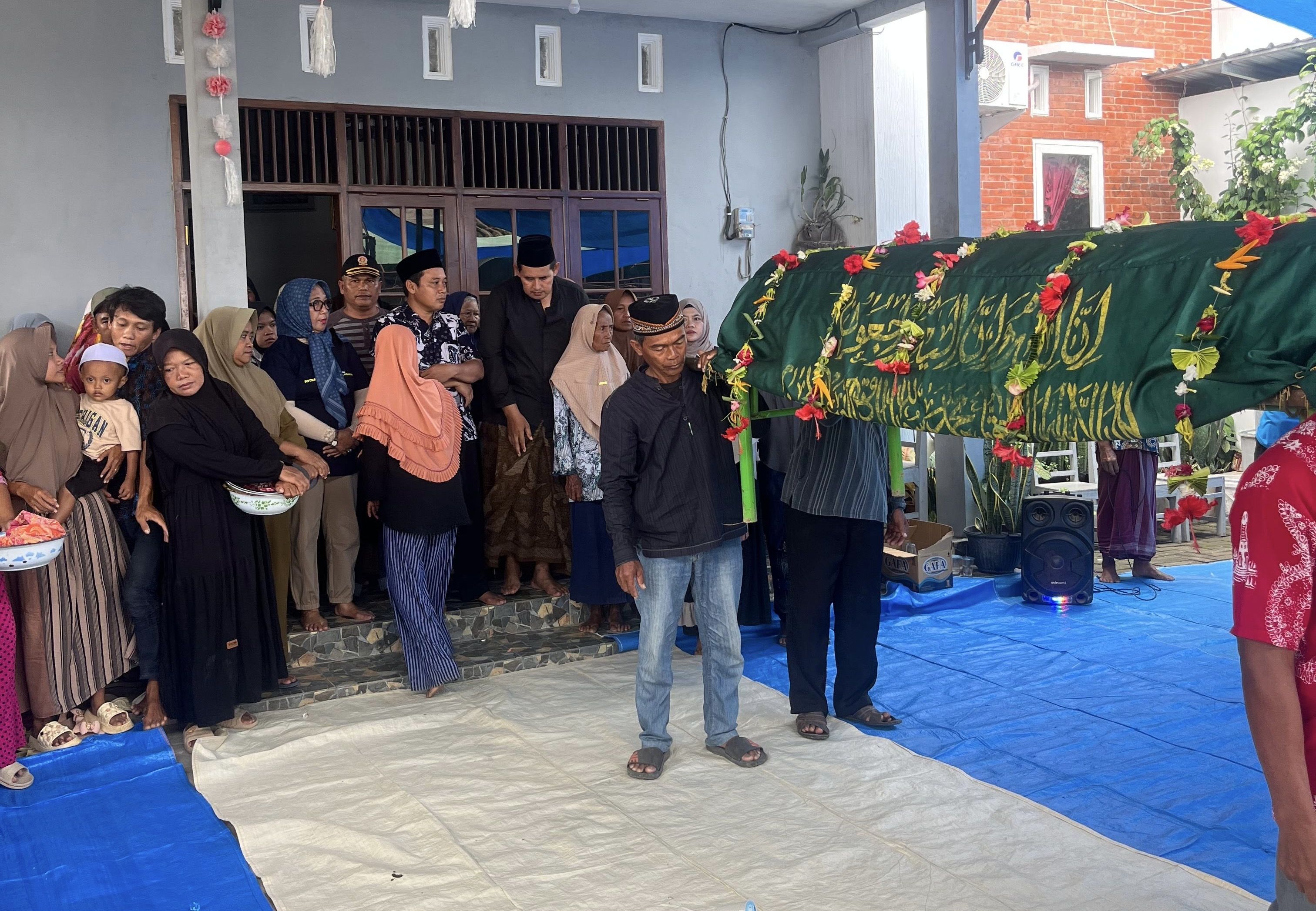 Sutrisno, ayah Pratama Arhan hendak dimakamkan.