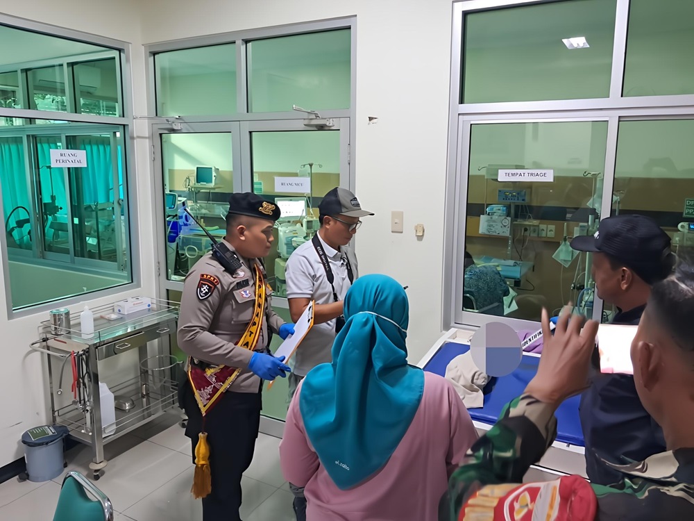 DICEK: Tim medis memeriksa bayi di RS Mitra Bangsa Pati baru-baru ini.