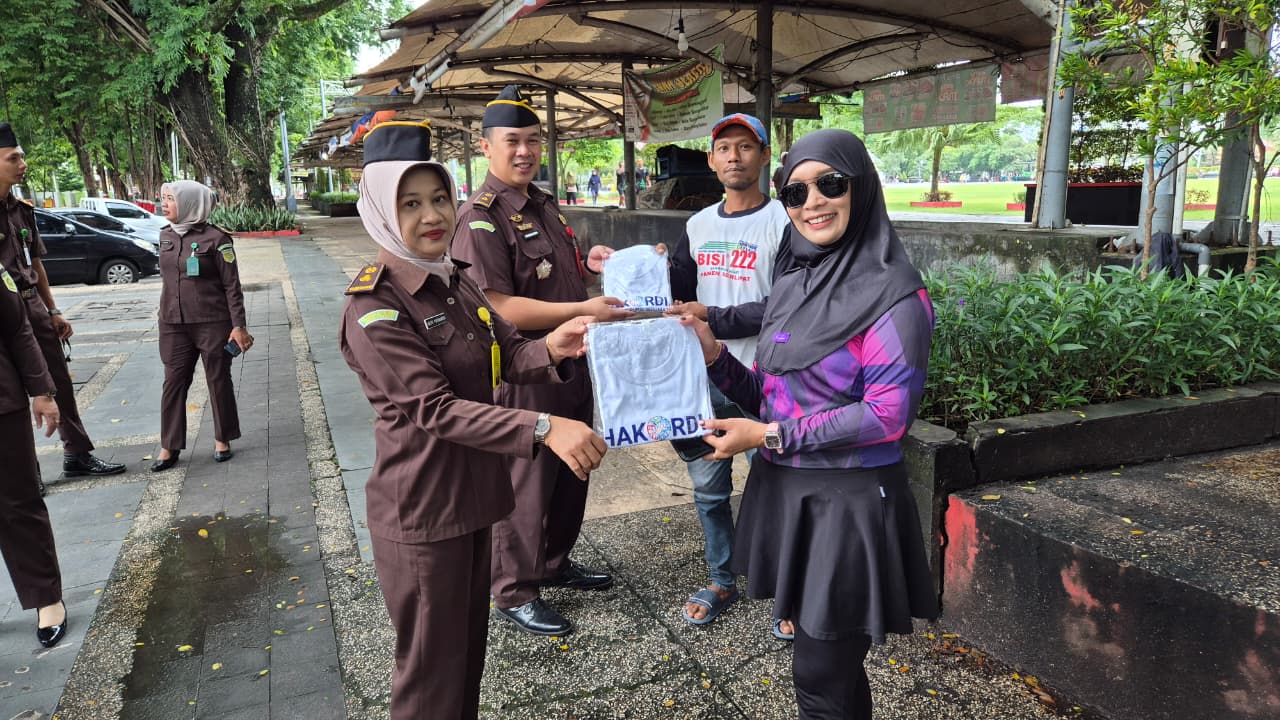 Kejari Grobogan berbagi kaos bertulis pesan antikorupsi.