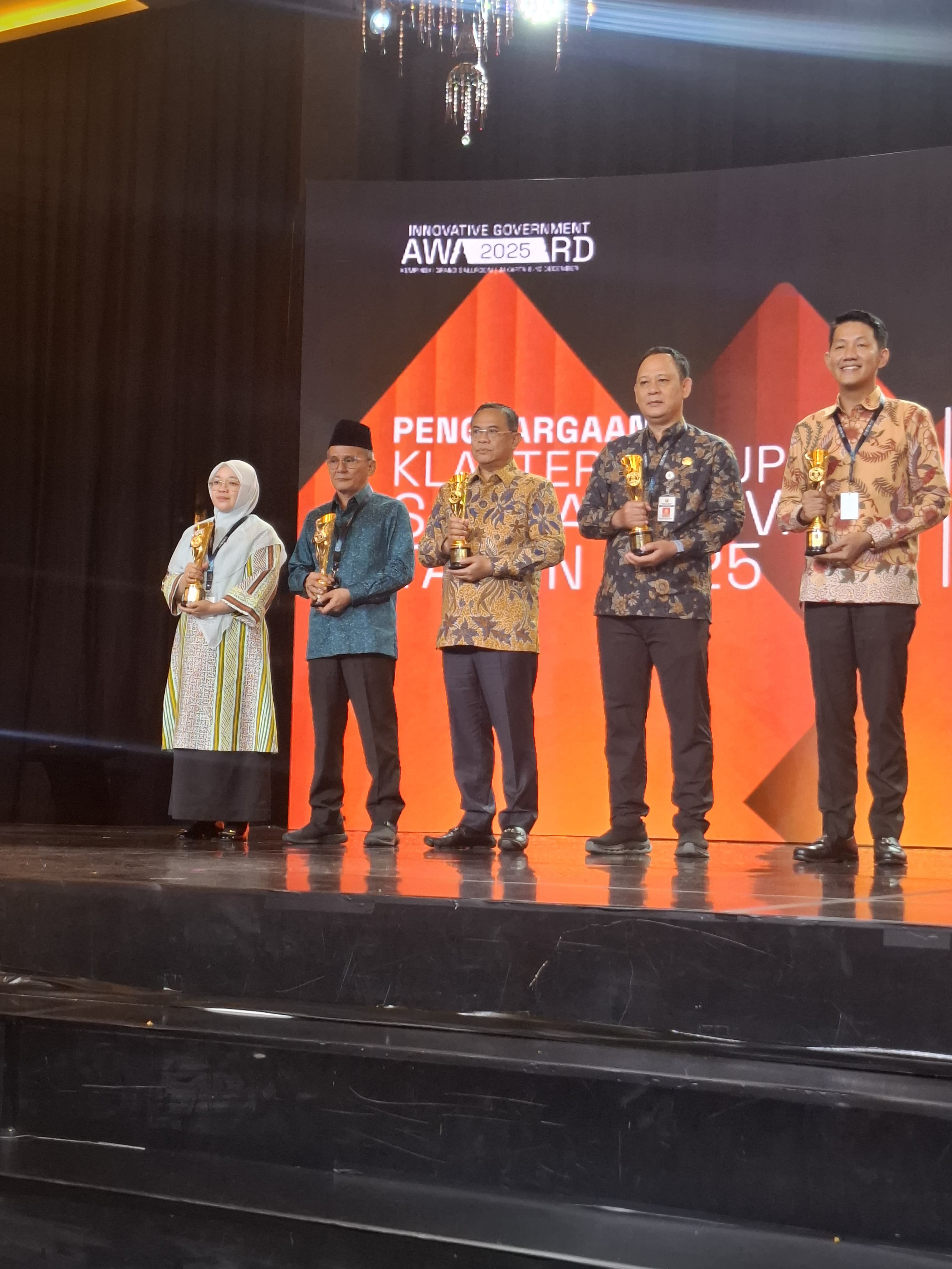 HUMAS PATI UNTUK RADAR KUDUS  Bupati Pati Sudewo (tengah) saat menerima penghargaan Kabupaten Sangat Inovatif dalam Innovative Goverment Award 2025 Kementerian Dalam Negeri.