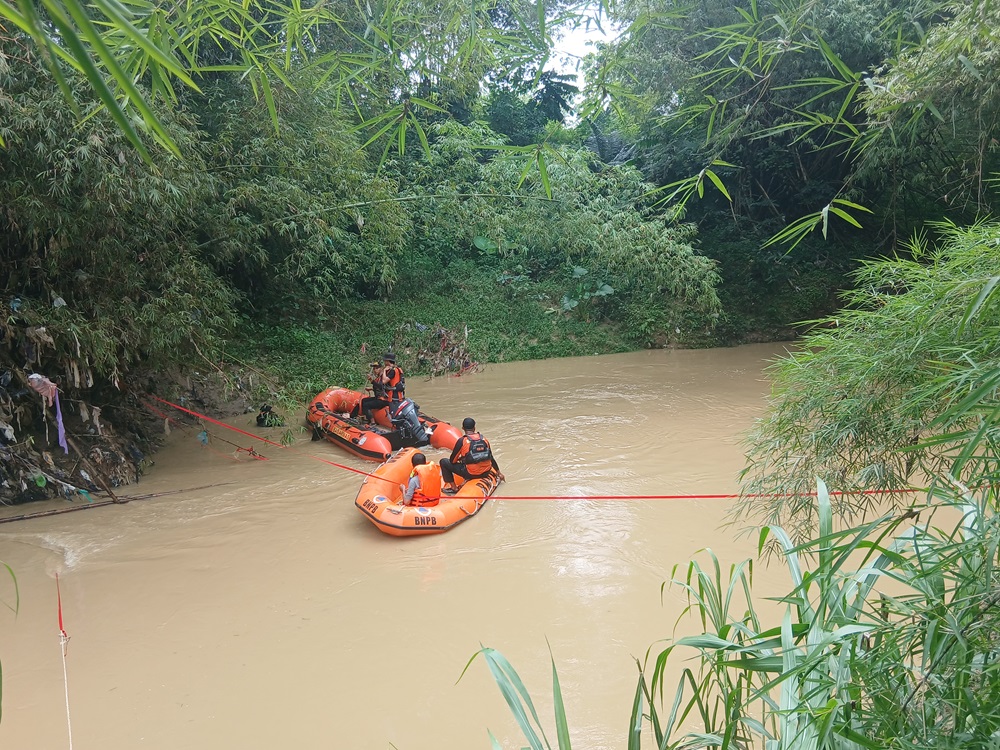 Tim SAR Blora menyisir sungai untuk menemukan korban hilang.