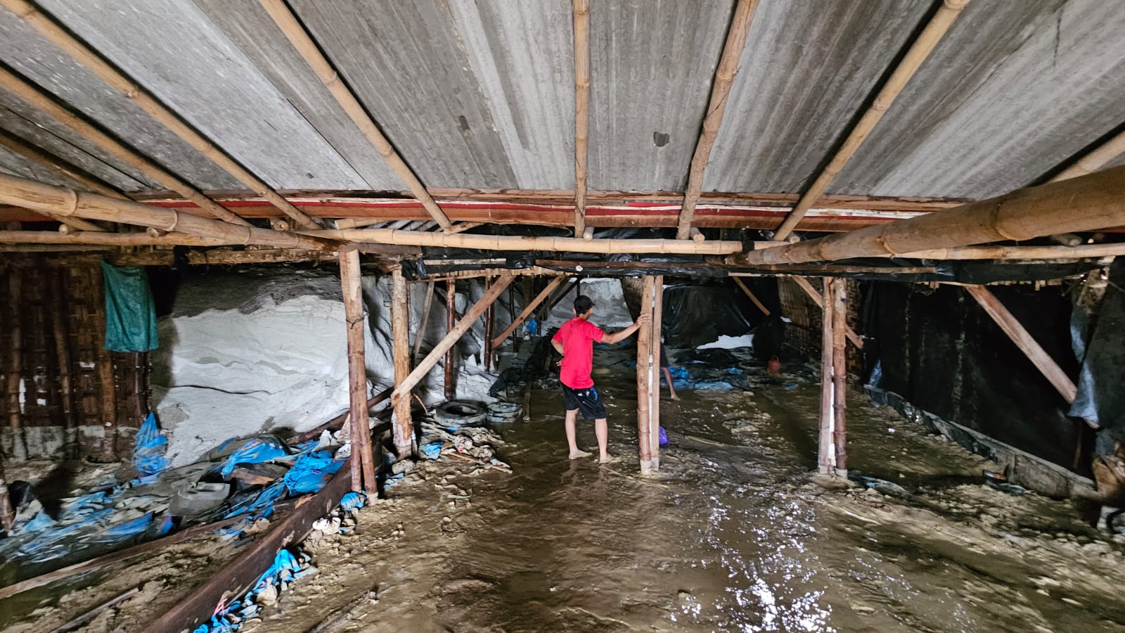 Kondisi sebuah gudang penyimpanan garam di Desa Ketitangwetan Kecamatan Batangan Pati usai terendam banjir. (WARGA UNTUK RADAR KUDUS)