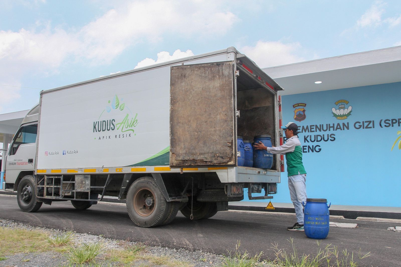 GALIH ERLAMBANG W/ RADAR KUDUS  JADI BERMANFAAT: Petugas memasukan sampah sisa MBG ke dalam truk.