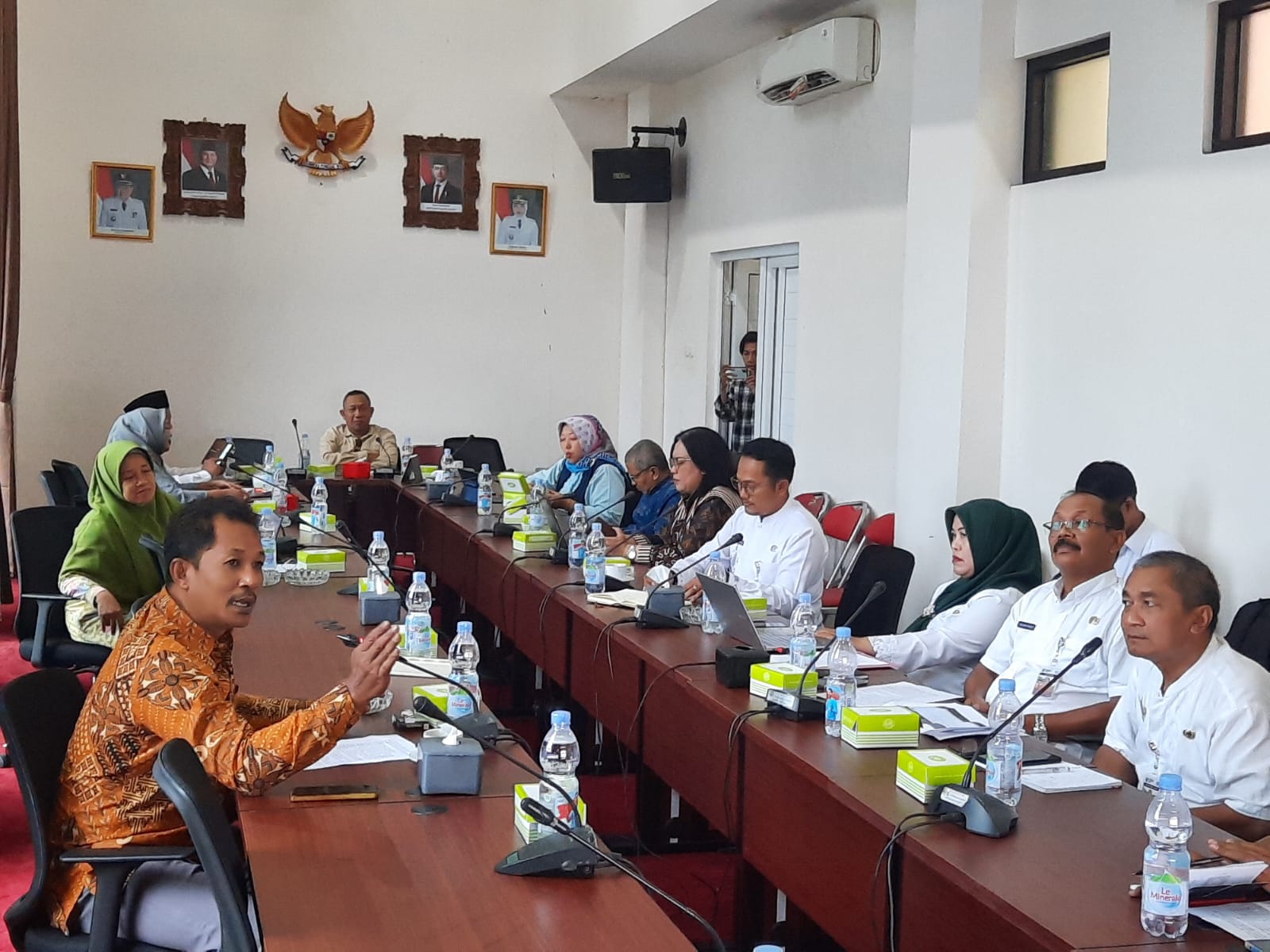 RAPAT BERSAMA: Tim Disdikpora Kudus bersama tim verifikator UMK memaparkan kembali data TKGS bersama Komisi D DPRD Kudus kemarin.  &nbsp;