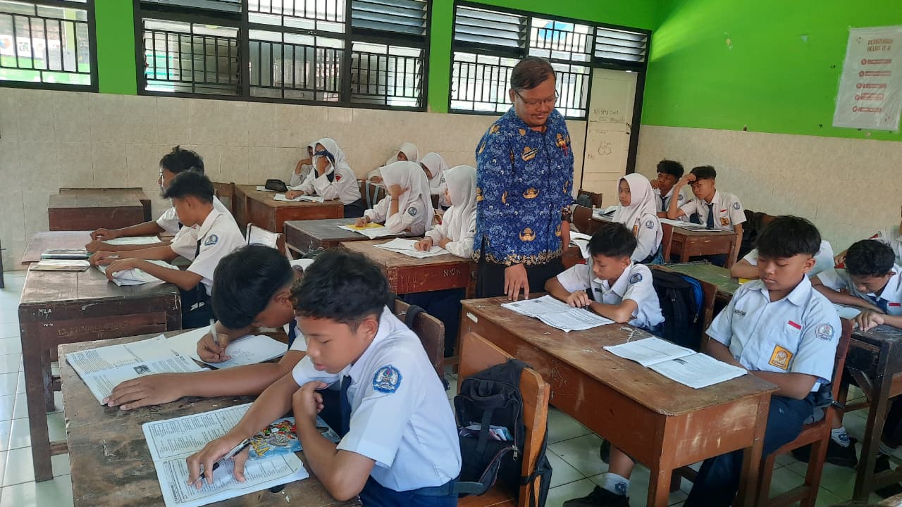 DI UJUNG TANDUK: Guru honorer di SMP 2 Gebog Kudus mengajar baru-baru ini.