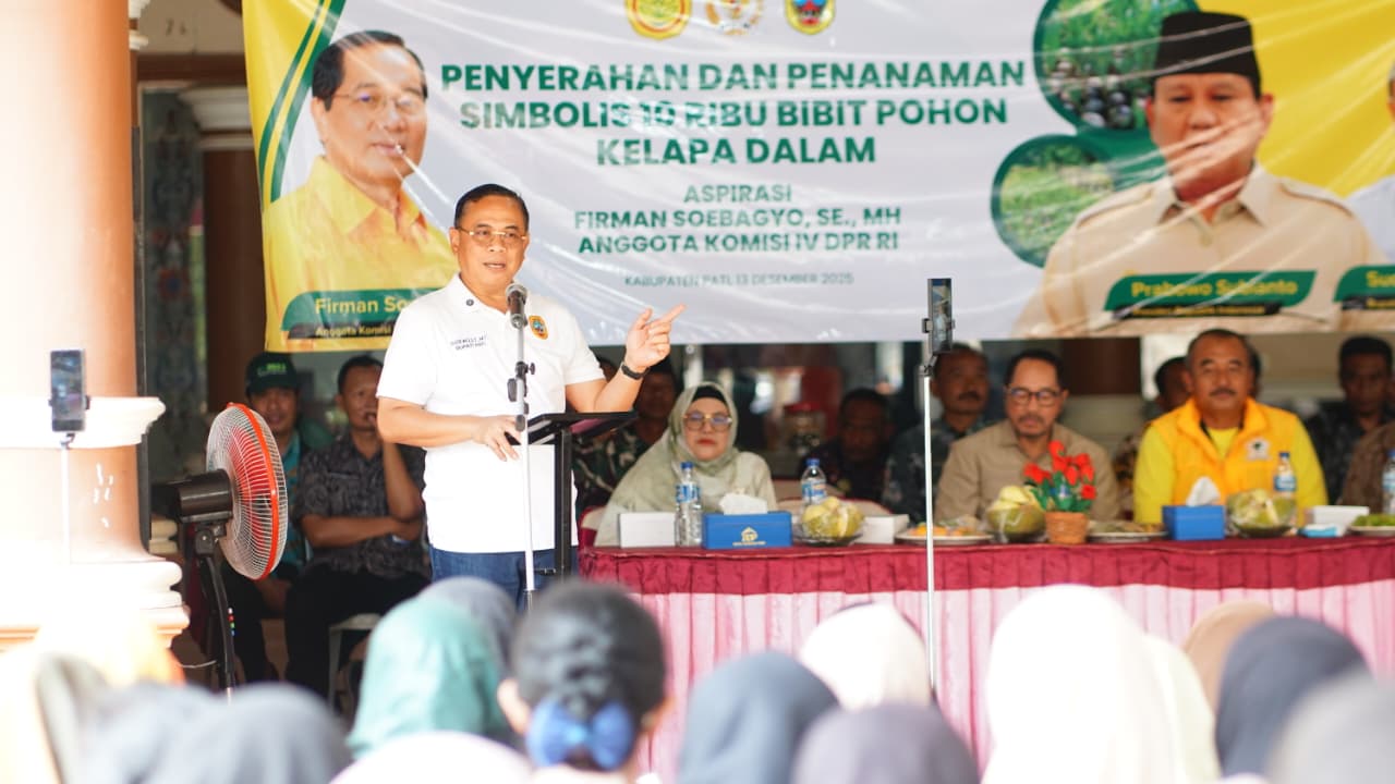 Kegiatan penyerahan bantuan bibit kelapa oleh Bupati Sudewo kepada masyarakat Kecamatan Cluwak. (HUMAS PATI UNTUK RADAR KUDUS)