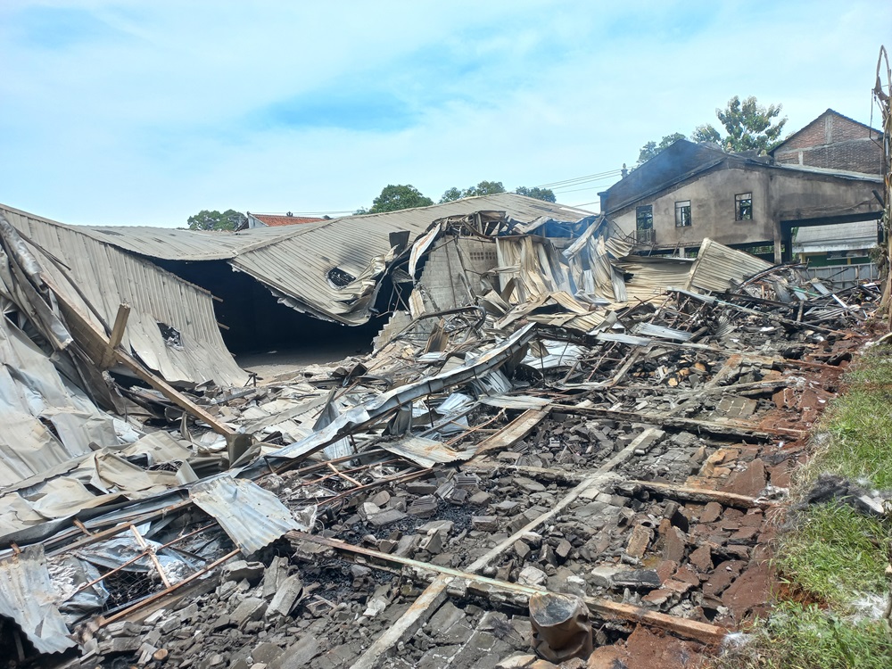 Gudang mebel di Ngabul Jepara ludes terbakar.