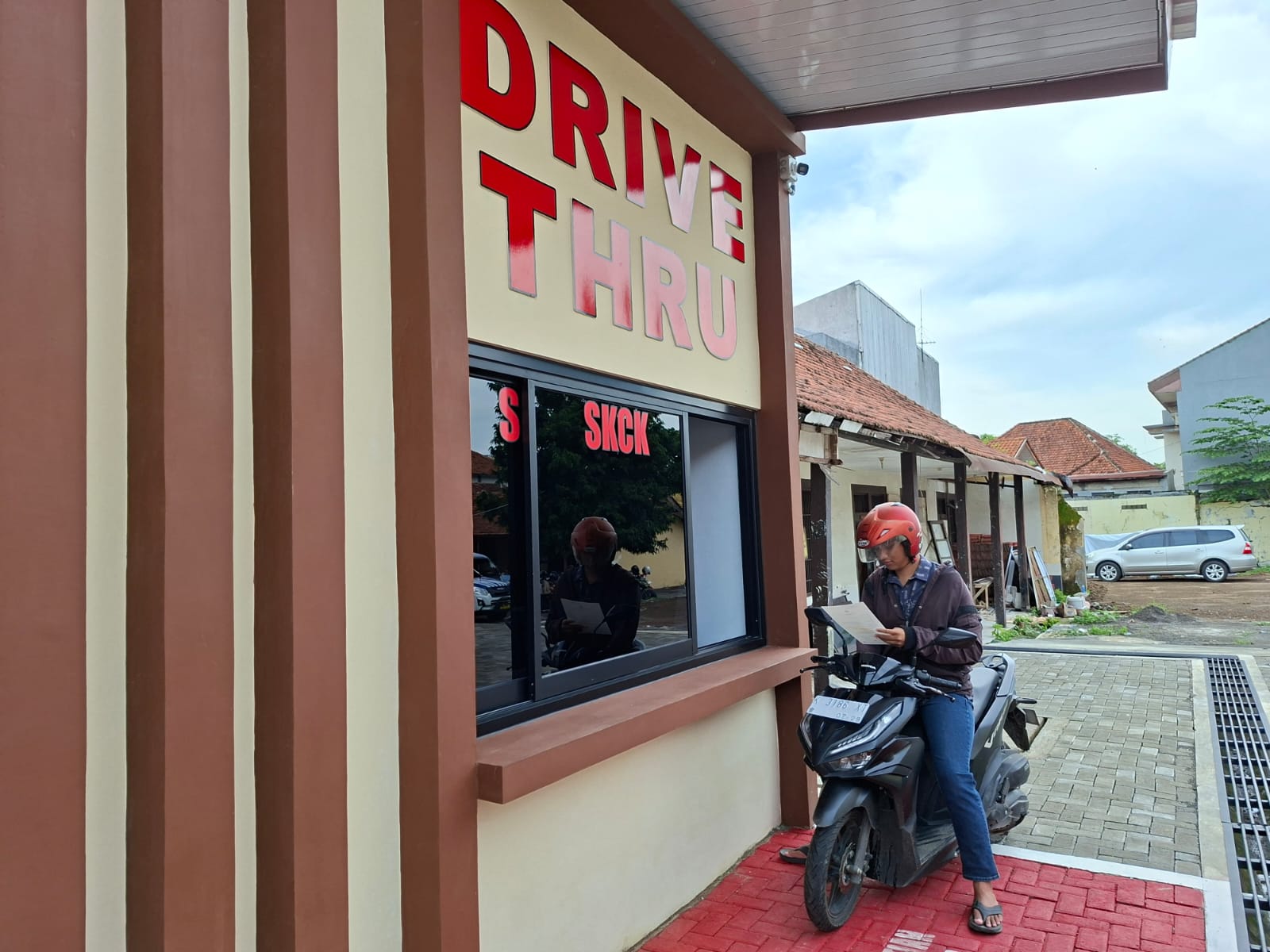 Warga memanfaatkan layanan SKCK drive thru di eks Mapolsek Kudus.