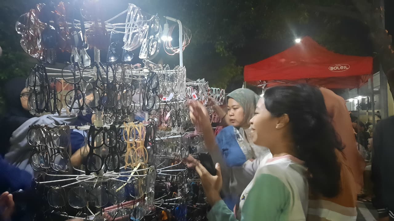 Warga membeli barang di lokasi car free night Kudus.
