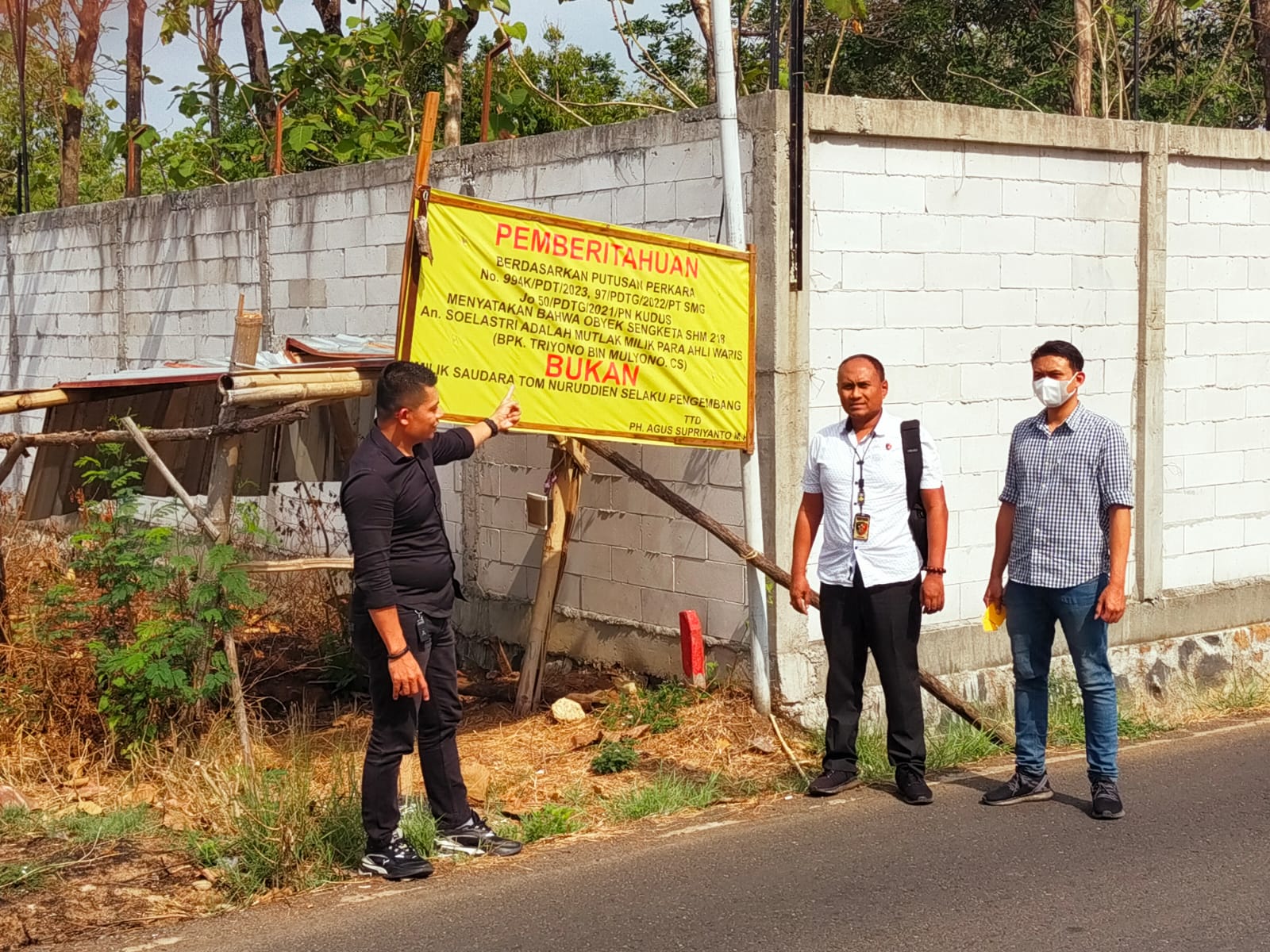 Kuasa hukum korban  menunjukkan lokasi tanah kavling di Desa Karangbener, Bae, Kudus.