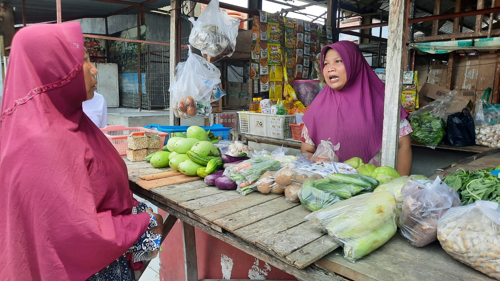 Pedagang menjual kebutuhan pokok di sebuah Pasar di Kudus.