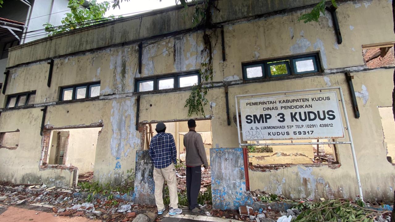 Bekas SMP 3 Kudus mulai diratakan. (Indah SUsanti/Radar Kudus)