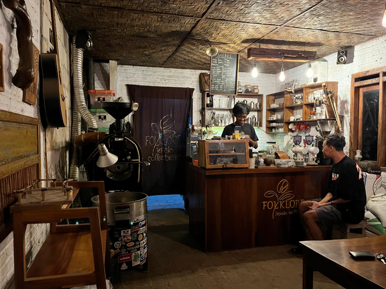Suasana di dalam Jepalo Coffee Folklore yang hangat dan cocok untuk menikmati kopi. (ACHMAD ULIL ALBAB/RADAR KUDUS)