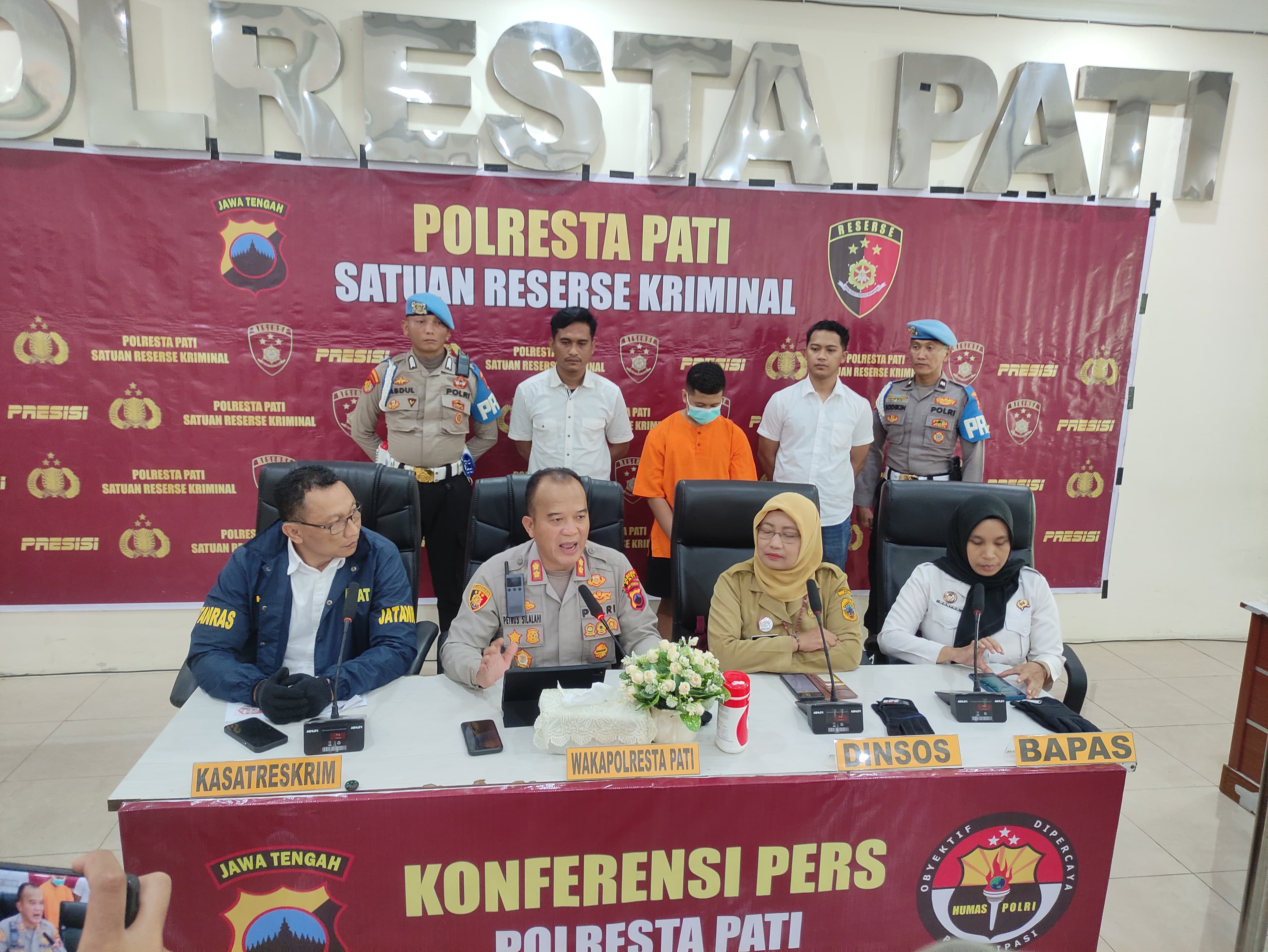 Konferensi pers Polresta Pati soal kasus pembuangan bayi. (ANDRE F/RADAR KUDUS)