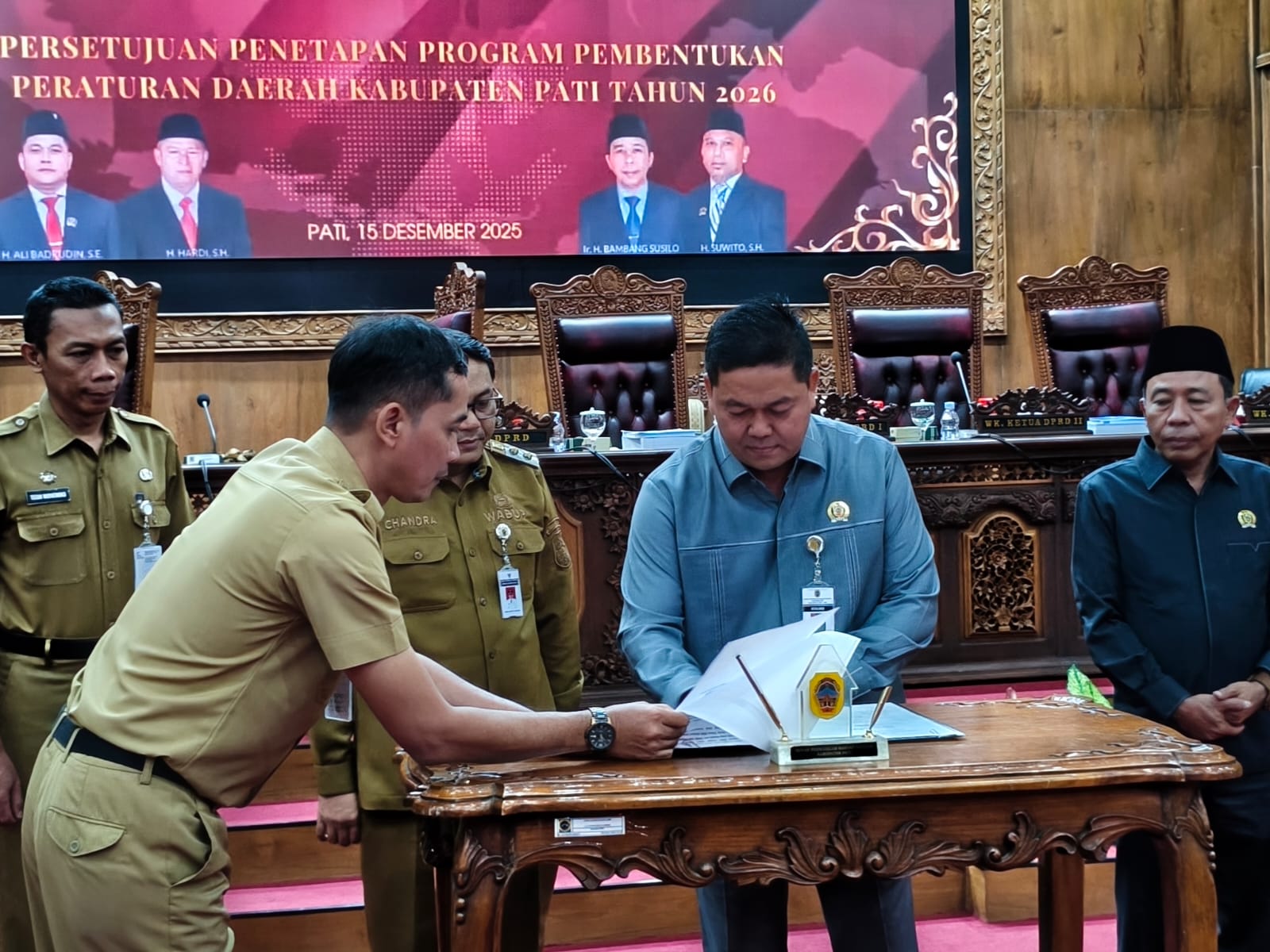 Pimpinan DPRD Pati bersama Wakil Bupati Pati Risma Ardhi Chandra melakukan penandatanganan persetujuan penetapan Propemperda. (ACHMAD ULIL ALBAB/RADAR KUDUS)