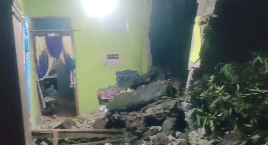 Kondisi rumah warga Desa Jrahi Kecamatan Gunungwungkal Pati rusak parah usai dihantam longsor. (WARGA UNTUK RADAR PATI)