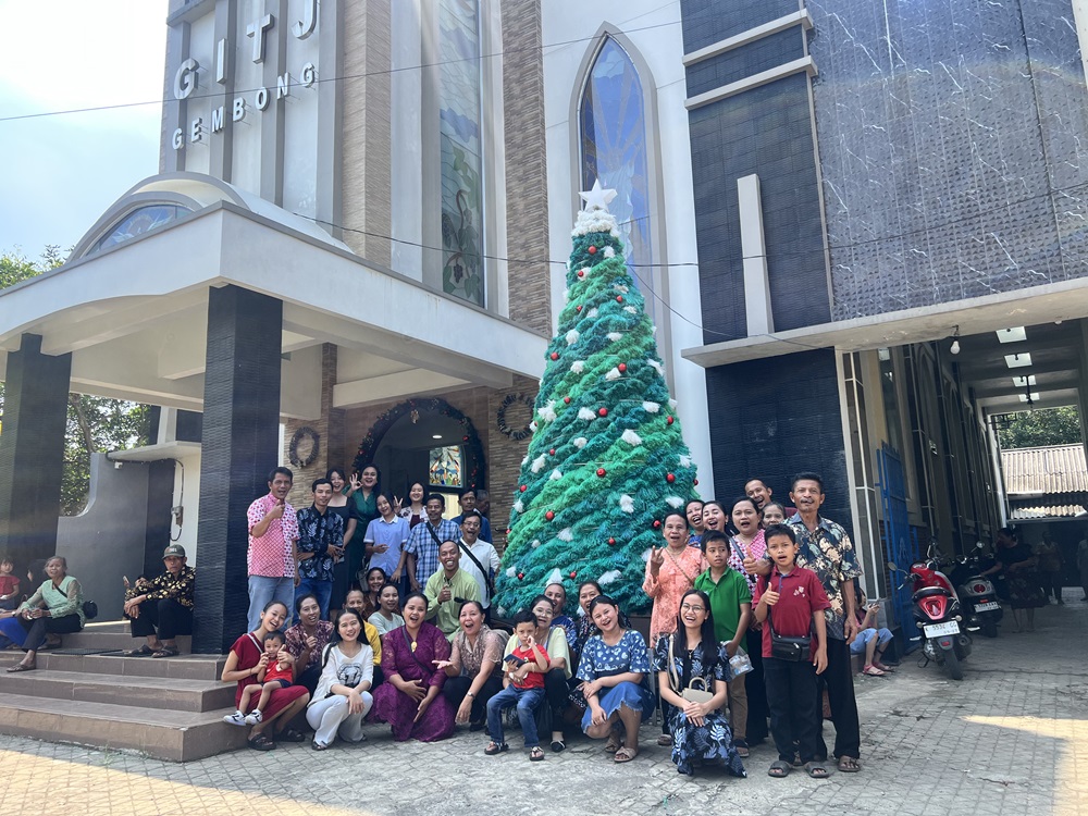 &nbsp;KARYA BERSAMA: Warga Desa Bageng, Kecamatan Gembong, merangkai potongan tali rafia yang akan disusun menjadi ornamen pohon Natal.