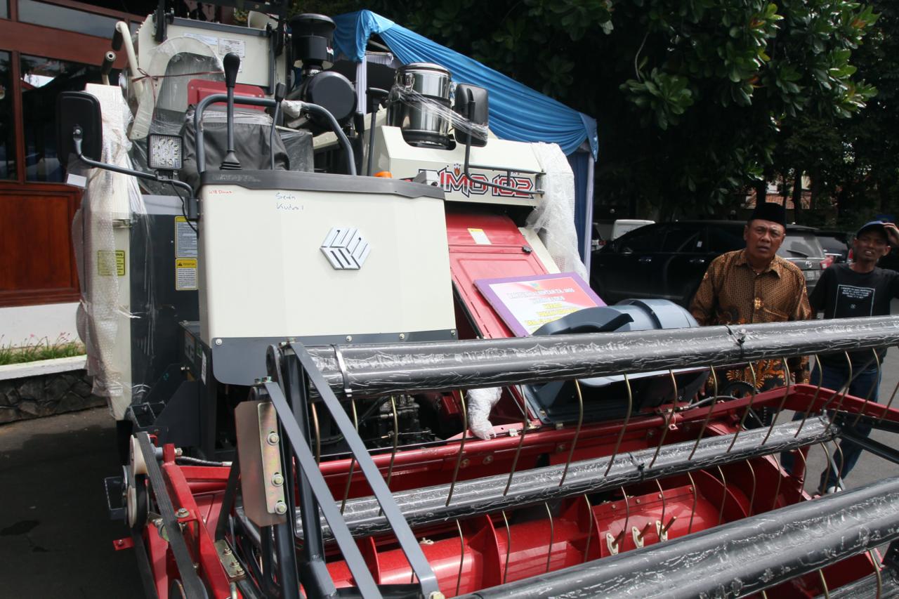 DORONG HASIL PANEN: Bupati Kudus menyerahkan bantuan alat dan mesin pertanian kepada perwakilan petani di Pendapa Kabupaten Kudus, Selasa (16/12).