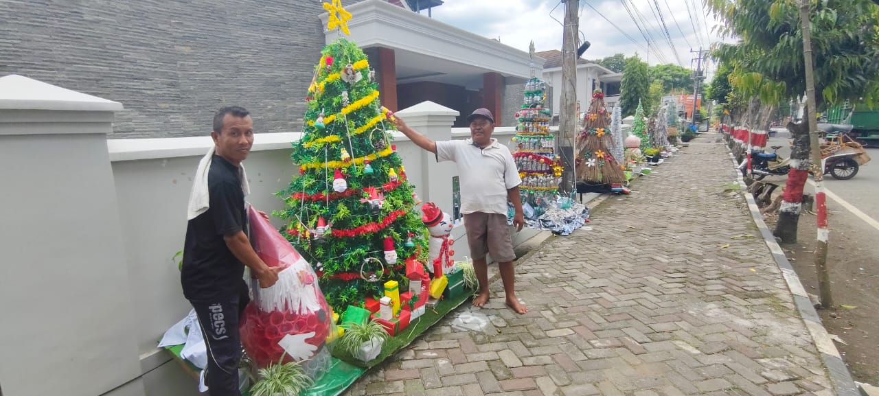 BAHAN ALAMI:  Sebanyak 12 pohon natal ditampilkan di depan Gereja Hati Yesus Maha Kudus Purwodadi dalam rangka menayambut Natal 2025 dan Tahun Baru 2026.