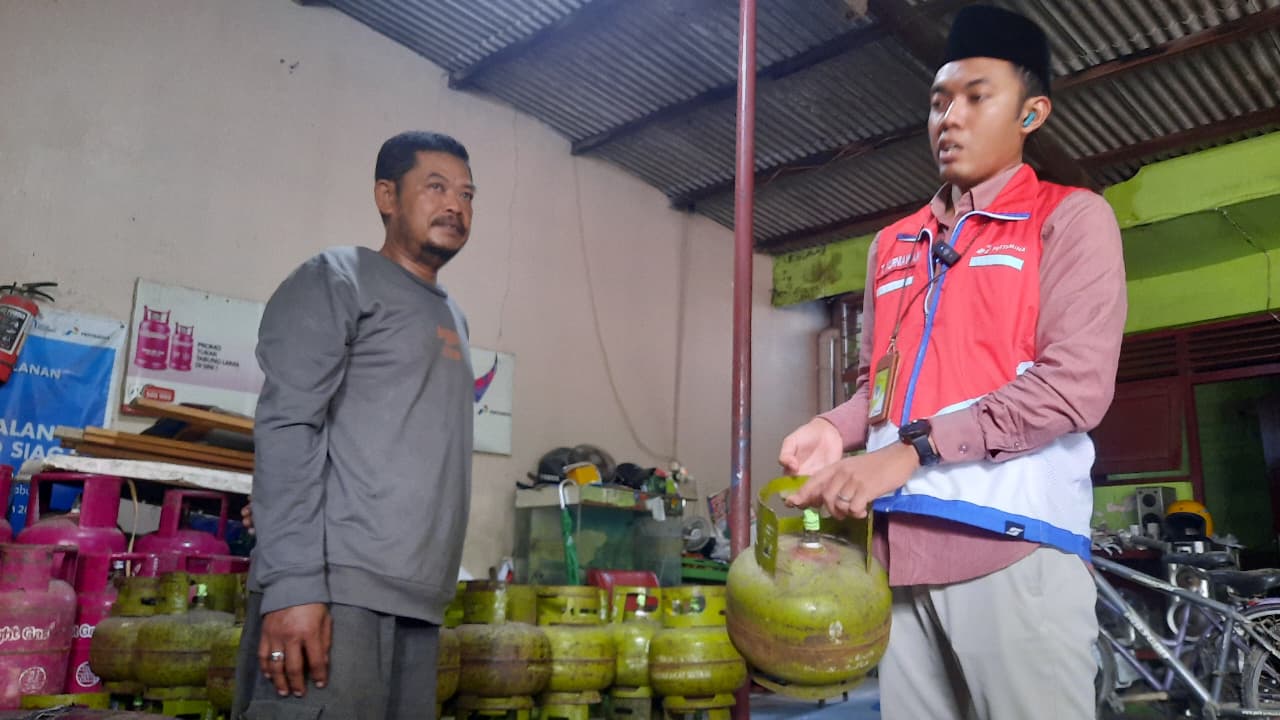 TIMBANG GAS:&nbsp;Area Manager Communication, Relations & CSR PT&nbsp;Pertamina&nbsp;Patra Niaga Jawa Bagian Tengah (JBT)&nbsp;Taufiq Kurniawan (kanan) mengecek gas 3 Kg.