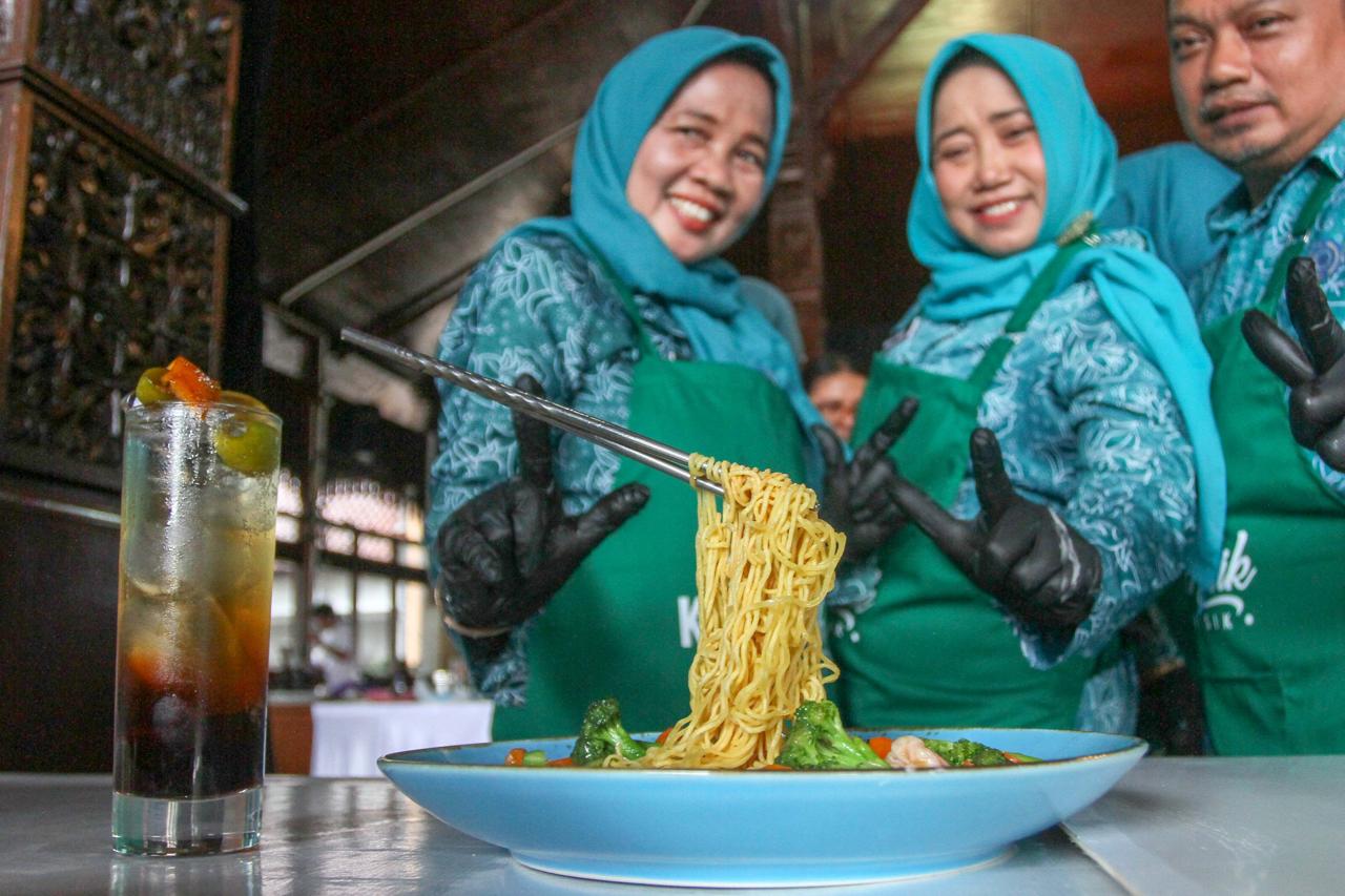 Kreasi ibu-ibu PKK Kudus membikin mi terbang.