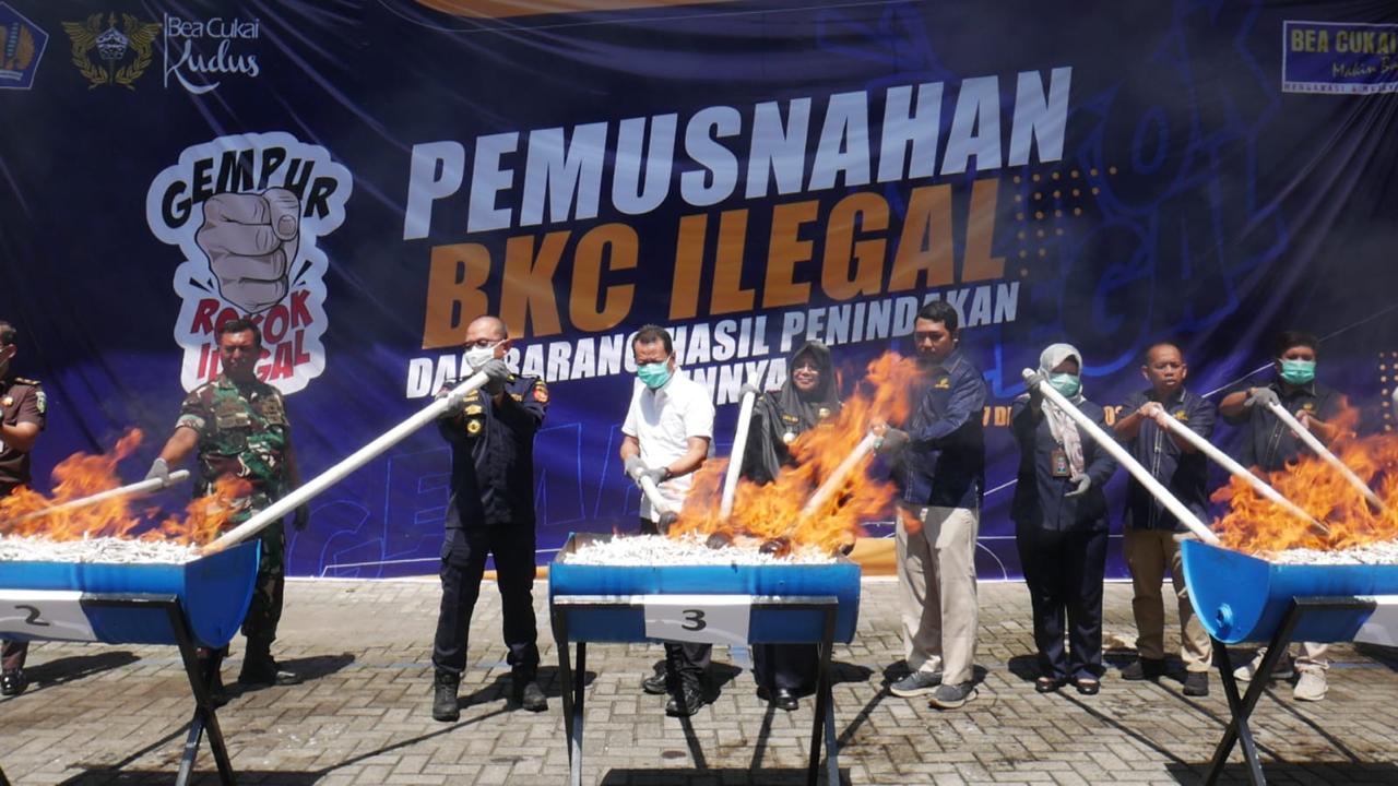 DIMUSNAHKAN: Bupati Kudus Sam&rsquo;ani Intakoris turut memusnahkan rokok ilegal.  &nbsp;