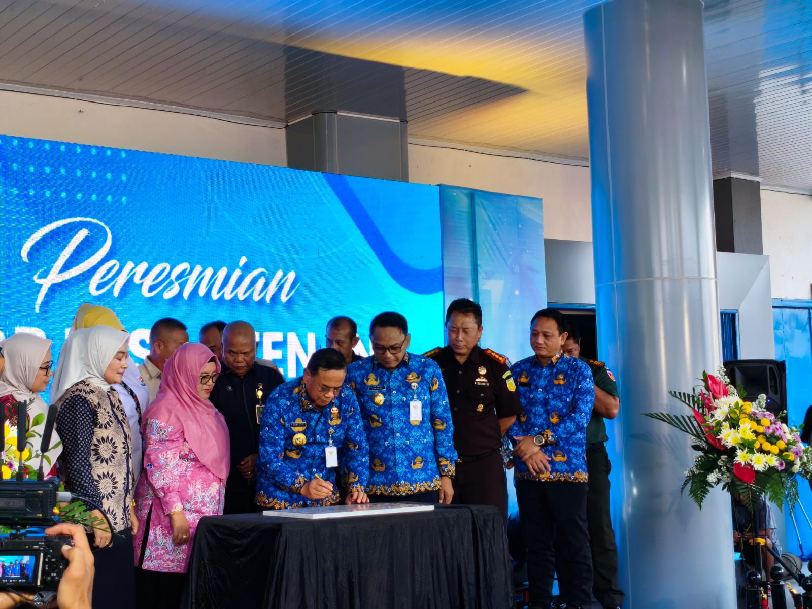 Bupati Pati Sudewo menandatangani prasasti peresmian renovasi GOR Pesantenan. (ACHMAD ULIL ALBAB/RADAR KUDUS)