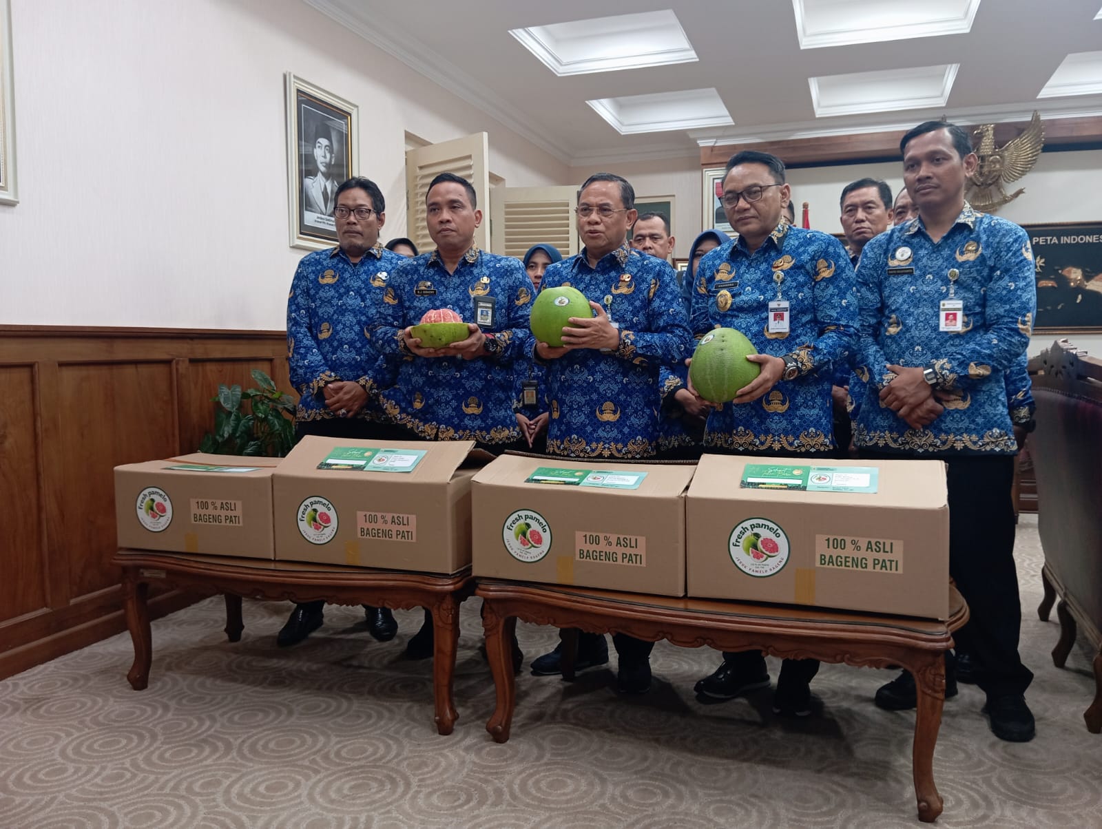 Bupati Pati Sudewo mengirim paket Jeruk Pamelo kepada para kepala daerah se Jawa Tengah dalam rangka saling mendukung potensi daerah masing &ndash; masing. (HUMAS PATI UNTUK RADAR KUDUS)