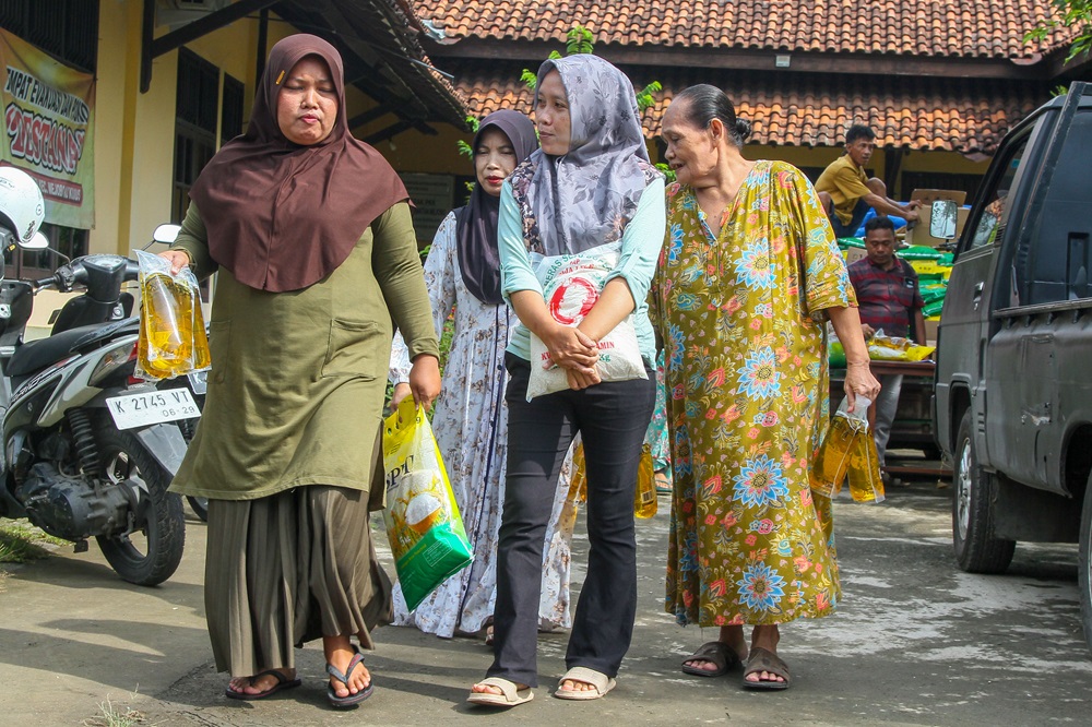 DISERBU WARGA: Antusiasme masyarakat terlihat saat berburu sembako murah dalam Gerakan Pangan Murah (GPM) di Desa Tenggeles.