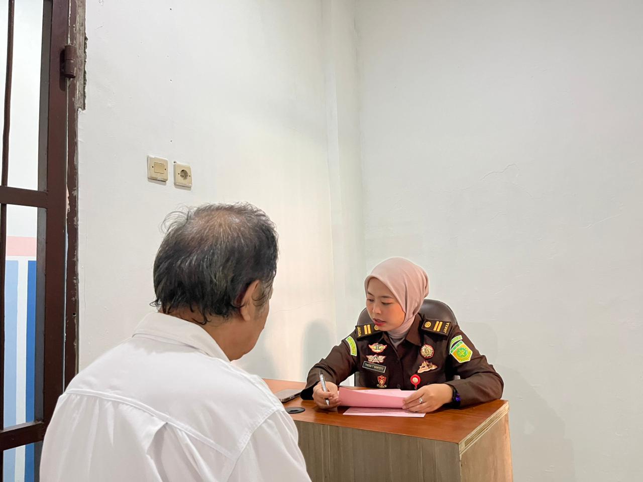 PEMERIKSAAN: Tersangka RU dalam menjalani pemeriksaan berkas oleh Kejari Grobogan.
