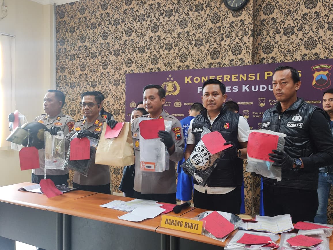 BARANG BUKTI: Aparat kepolisian memperlihatkan barang bukti dalam pengungkapan kasus pencabulan terhadap anak di bawah umur.