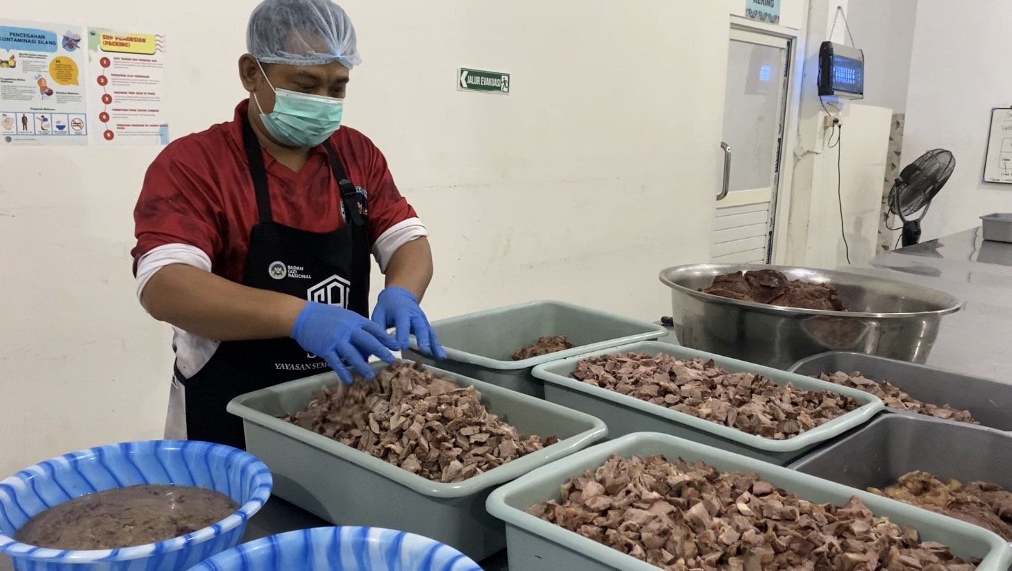 S MENU MANTAB: Relawan dapur SPPG Ngawen 1 menyiapkan daging sapi untuk dimasak dengan olahan rawon.