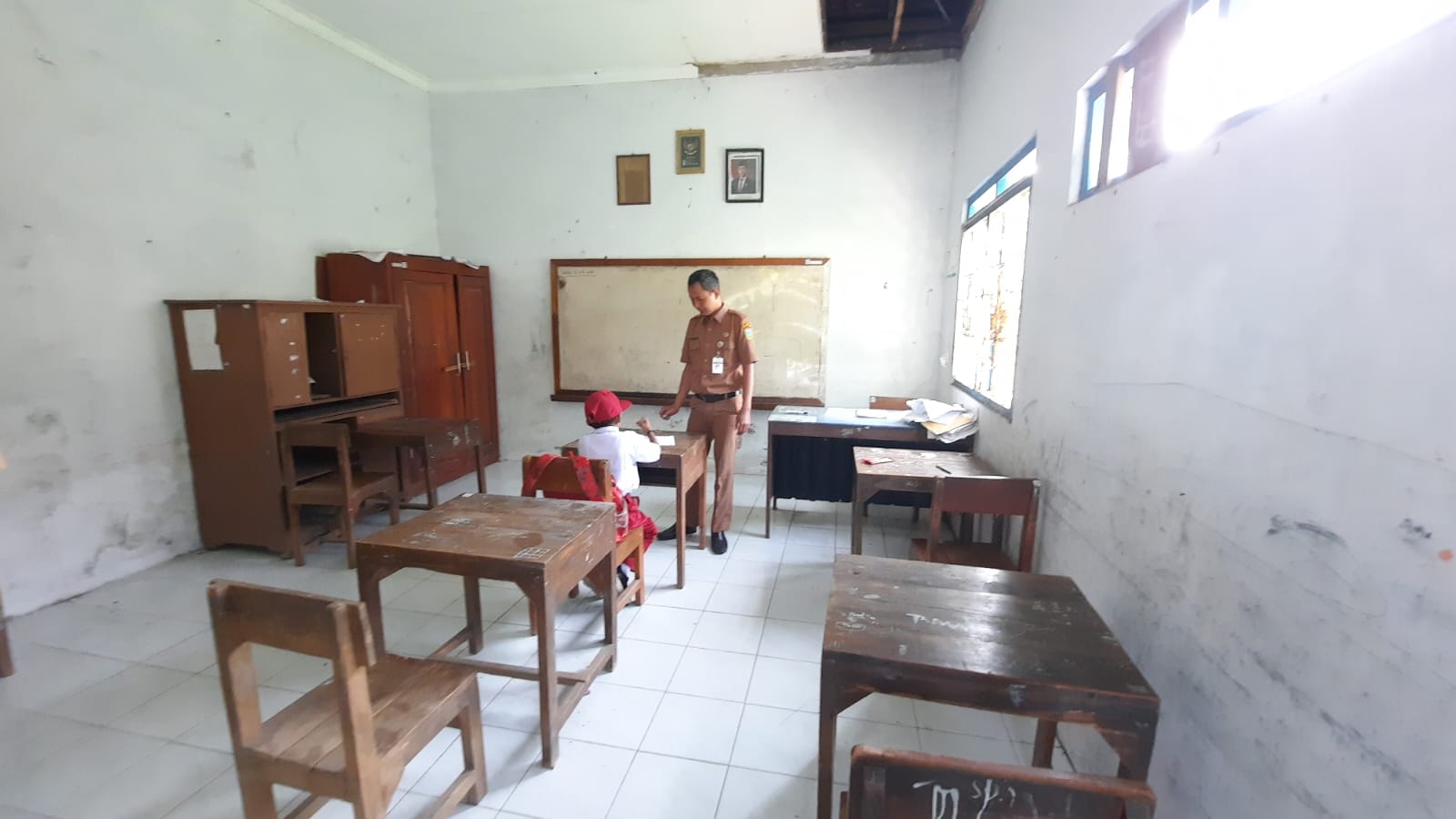 HANYA SATU SISWA: Guru SD 1 Wates Undaan saat mengajar siswa kelas I hanya satu orang.