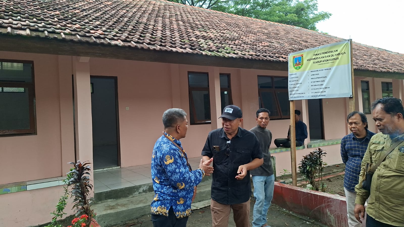 TINJAUAN: Kasi Sarana dan Prasarana Disdikpora Kudus, Agus Subandi menunjukkan kondisi ruang kelas SD 1 Terban usai direhab, Jumat (19/12).