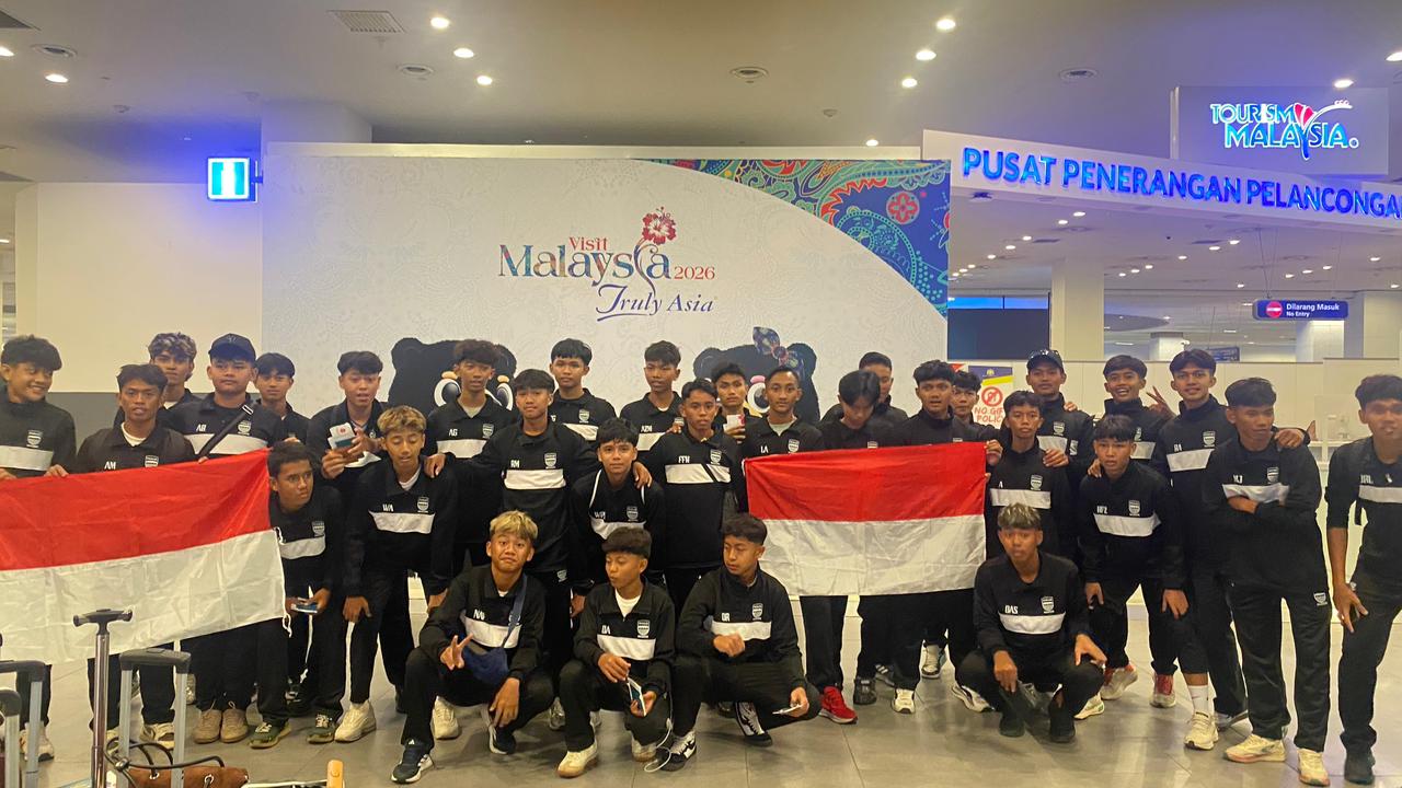 Para pemain Akademi Persib Pati tiba di bandara Kuala Lumpur Malaysia untuk mengikuti turnamen FJL Internasional. (DOK APP)