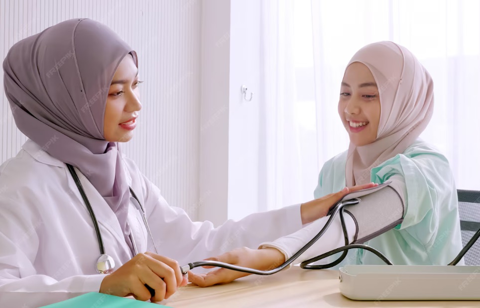 Foto ilustrasi/trumronnarong/freepik/Muslim female doctor checking up patient