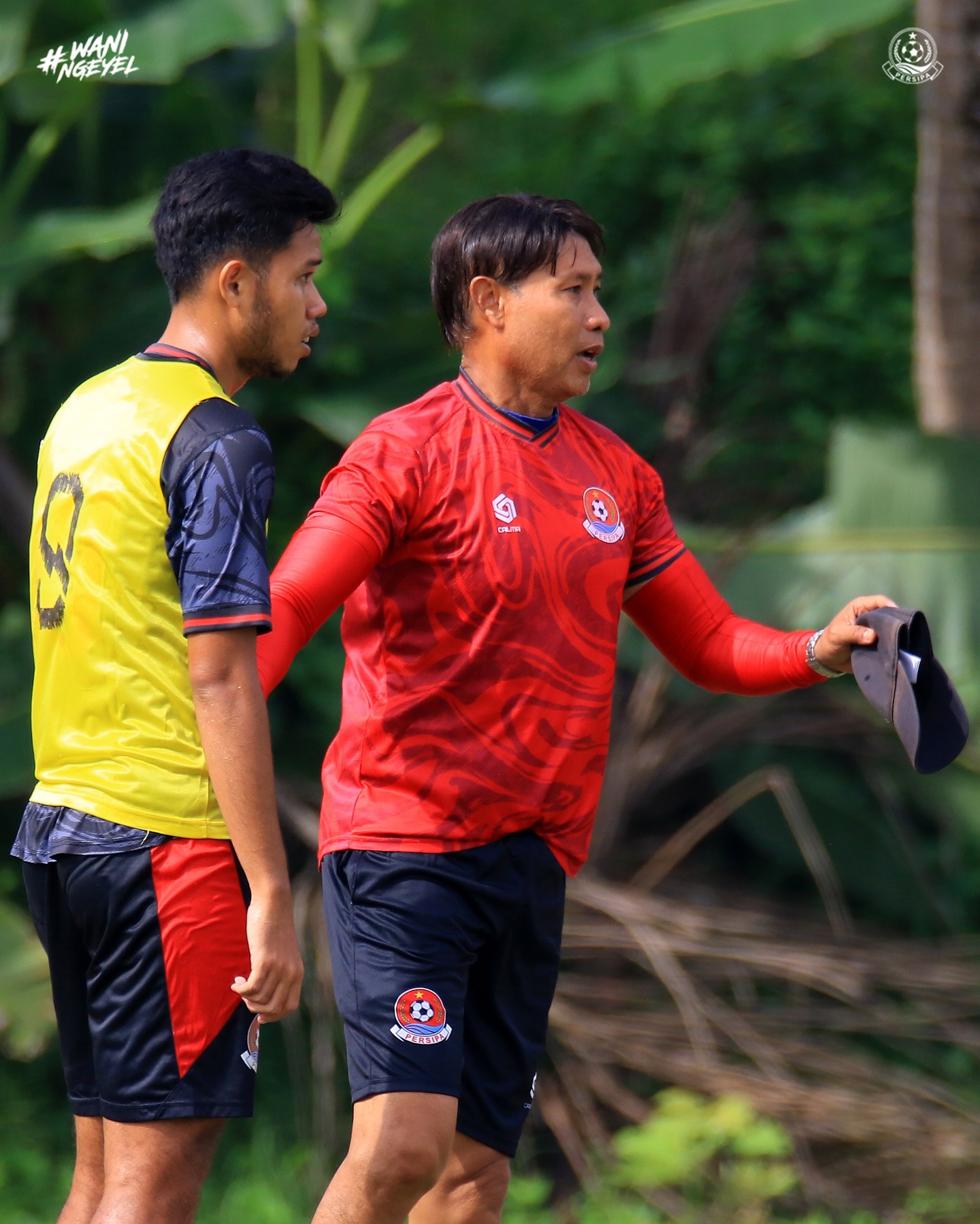 Pelatih Persipa Pati Eduard Tjong memberikan intruksi kepada pemainnya. (DOK PERSIPA PATI)