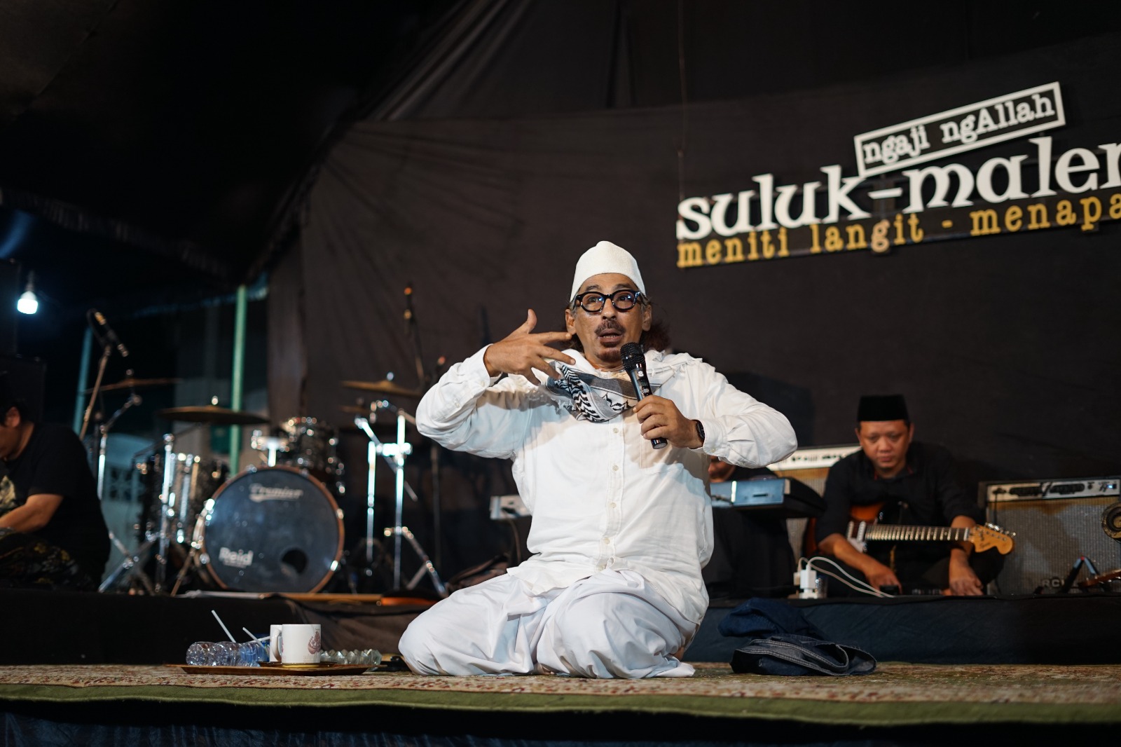 Anis Sholeh Ba&rsquo;asyin dalam NgAllah Suluk Maleman &ldquo;Robohnya Saka Guru Rumah Kami&rdquo; yang digelar di Rumah Adab Indonesia Mulia, Sabtu (20/12). (DOK SULUK MALEMAN)