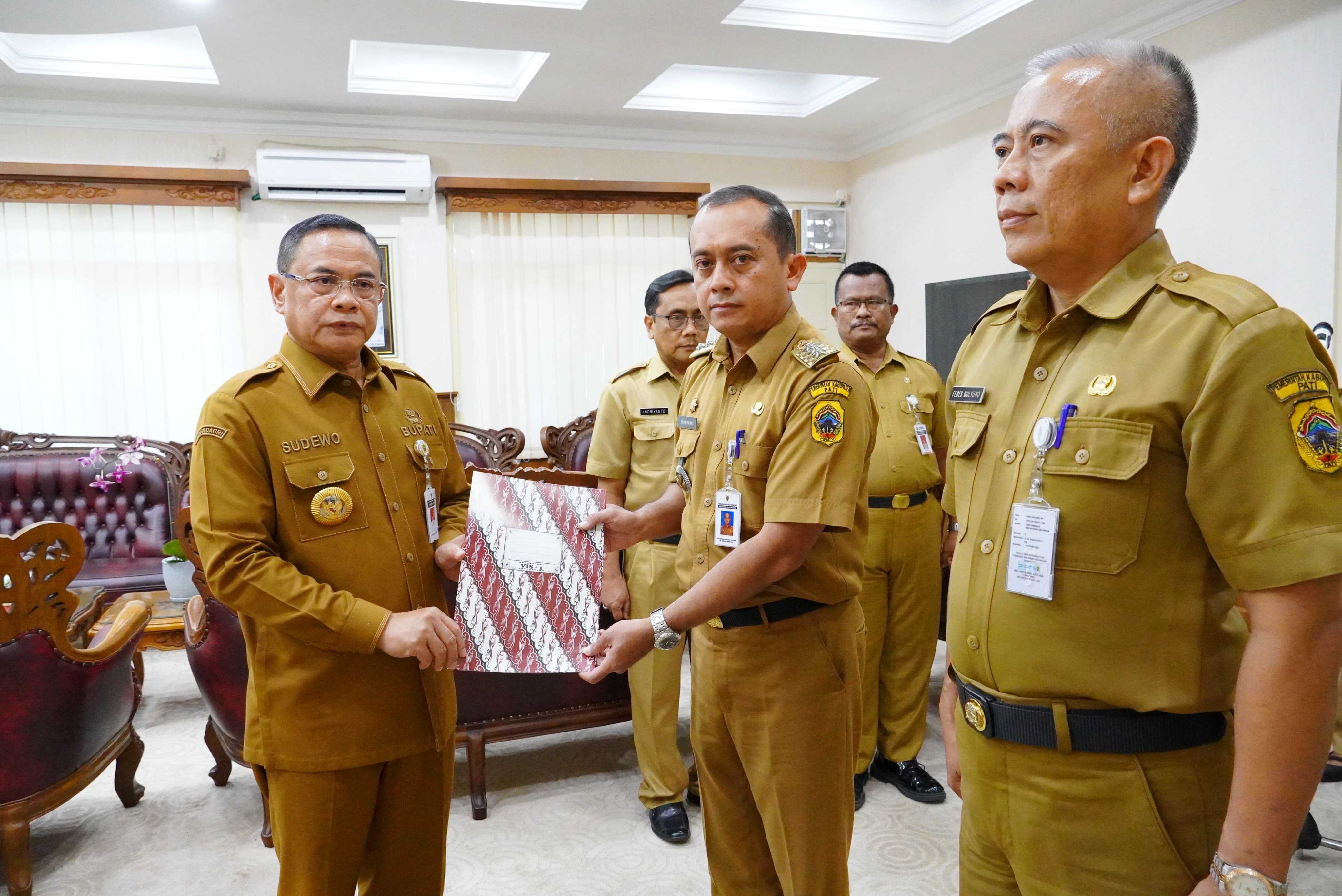 Bupati Pati Sudewo melantik kepala dinas baru Dinas Perhubungan dan BPKAD Jepara. (HUMAS PATI)