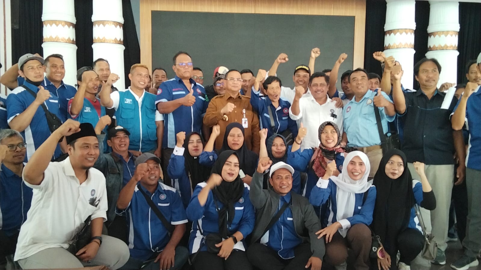 Bupati Pati Sudewo bersama serikat pekerja dan perwakilan pengusaha usai penetapan usulan kenaikan UMK 2026. (ACHMAD ULIL ALBAB/RADAR KUDUS)
