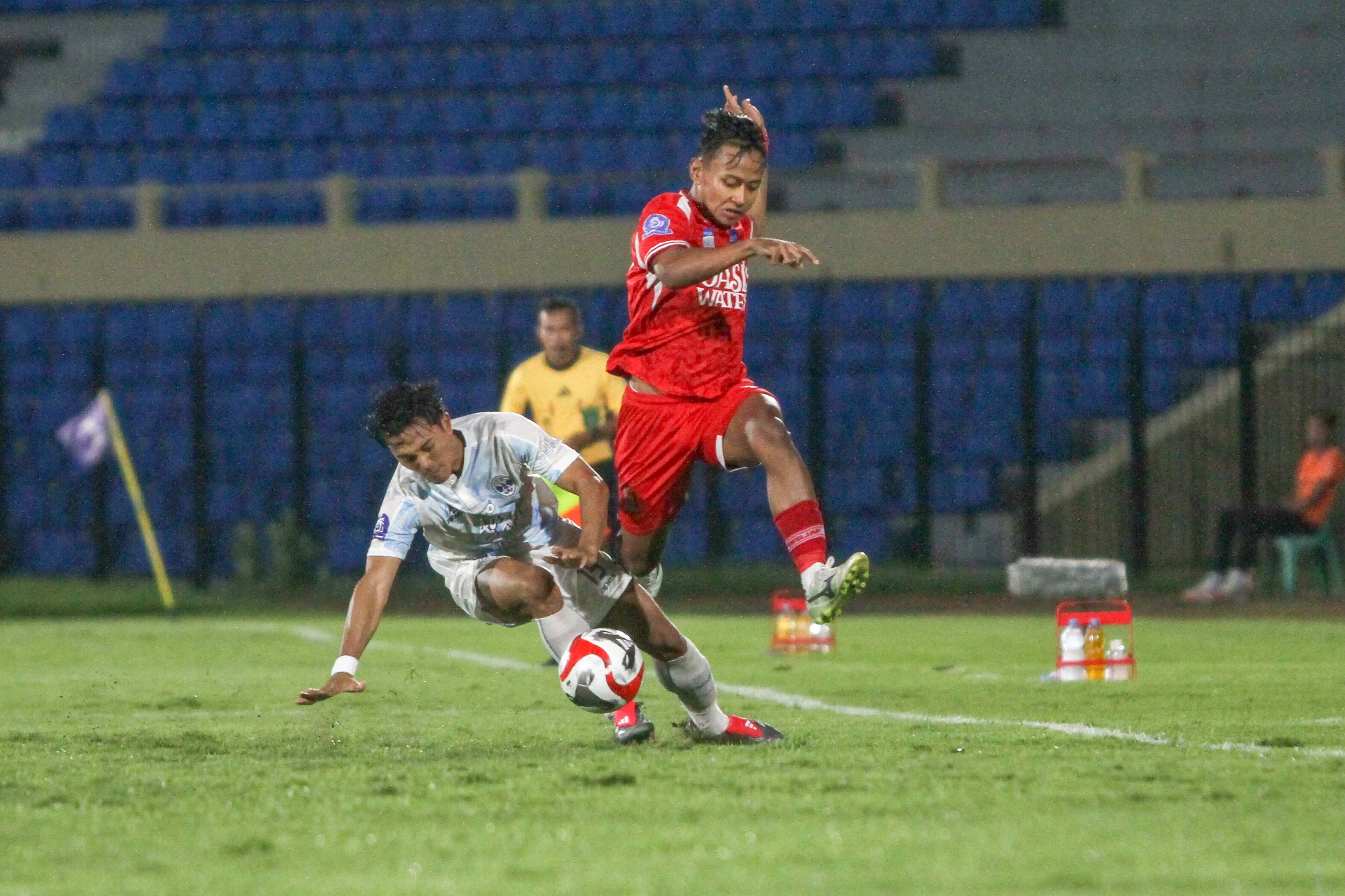 BERJIBAKU: Pemain Persijap Jepara Firman Ramadhan (kanan) berusaha melewati pemain PSIM Yogyakarta.