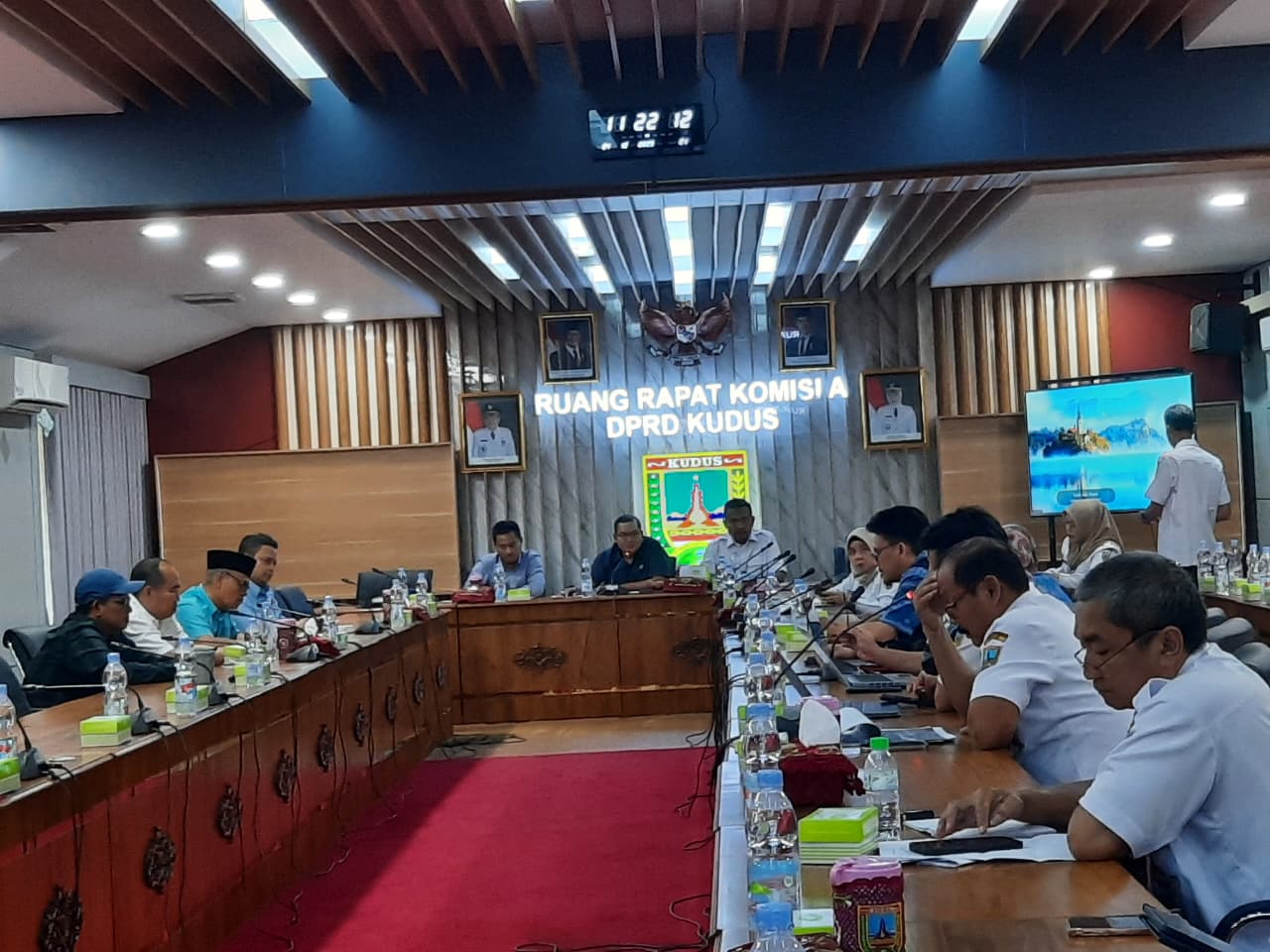 RAPAT BERSAMA: Ketua DPRD Kudus Masan (tengah) bersama anggota dewan Komisi D dan Disdikpora Kudus rapat kembali terkait TKGS kemarin.