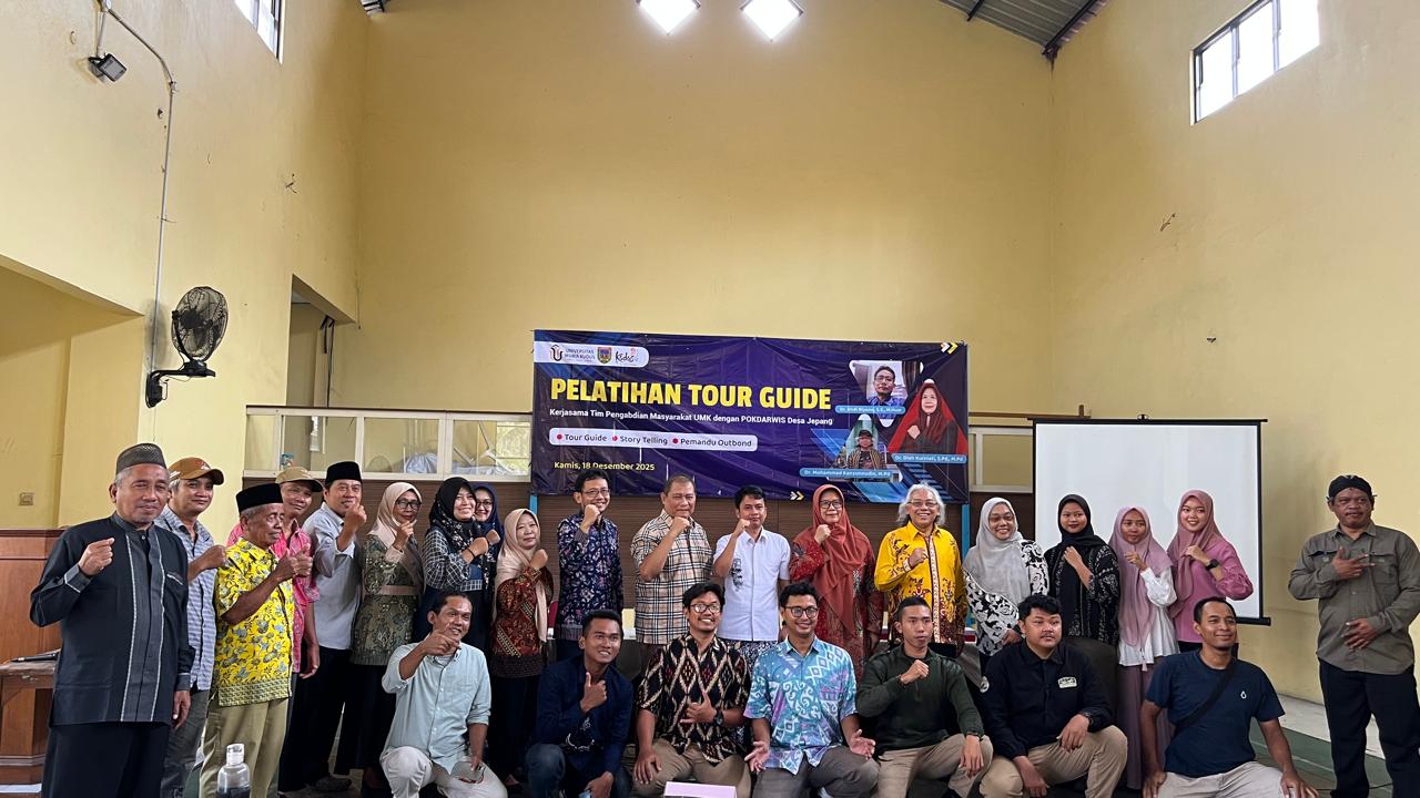 KOMPAK : Narasumber dan Peserta Pelatihan Tour Guide Foto Bersama Usai Kegiatan