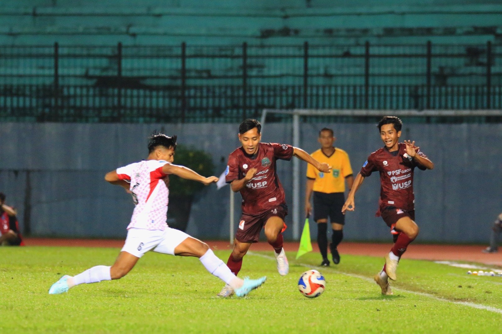Pemain Persipa Pati berupaya membangun serangan dari sisi sayap saat menghadapi Batavia FcC. (DOK PERSIPA PATI)