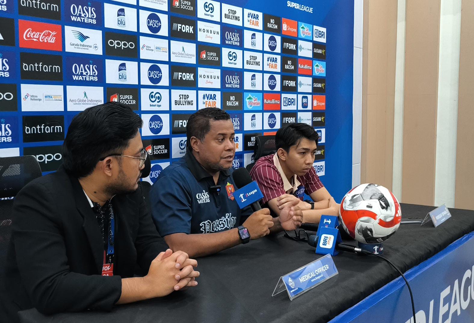 Pelatih Persijap Jepara Divaldo Alves memberikan keterangan usai pertandingan menghadapi PSIM Jogja. (ACHMAD ULIL ALBAB/RADAR KUDUS)